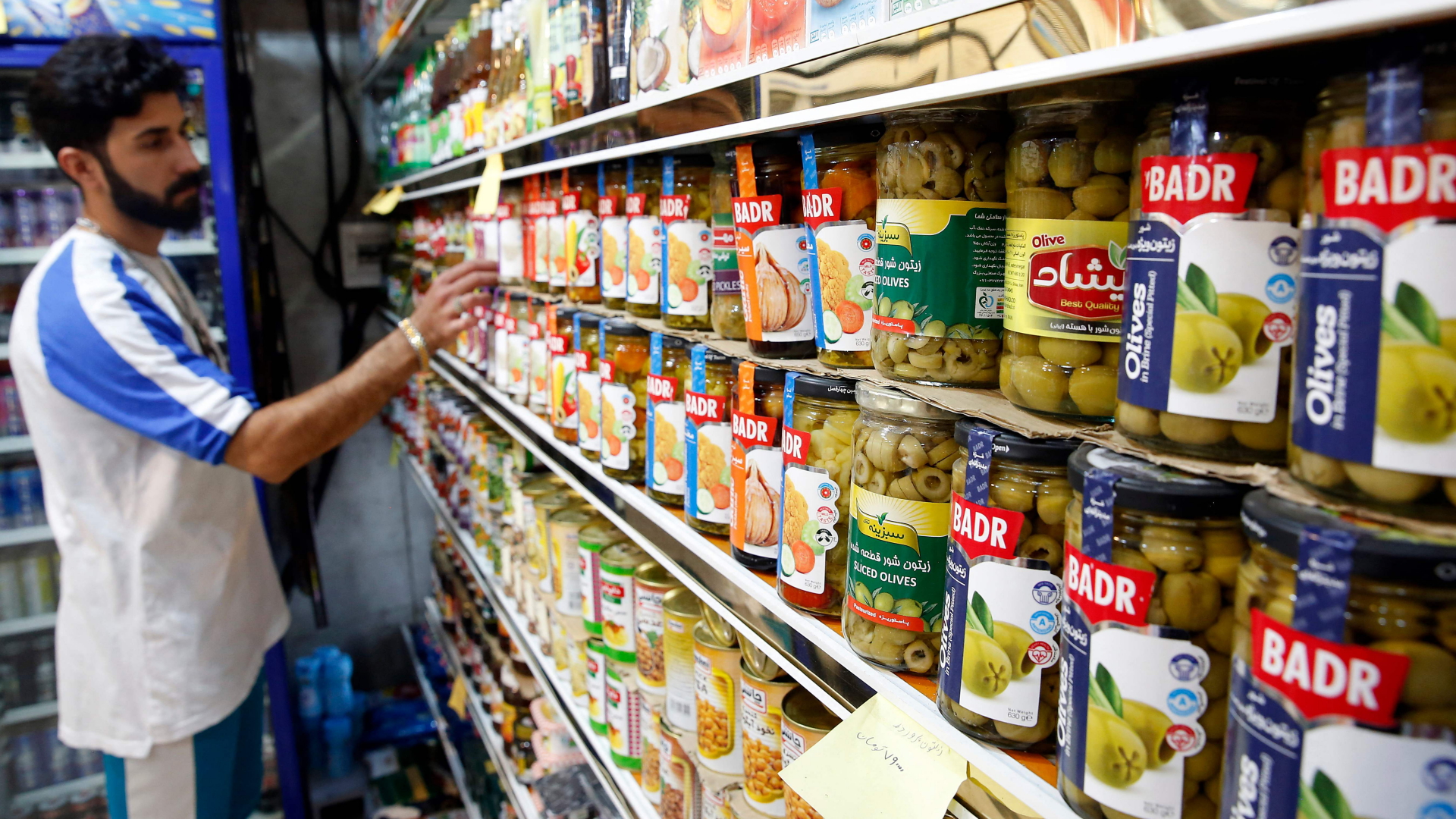 Ein Mann steht vor einem Regal in einem iranischen Supermarkt | AFP