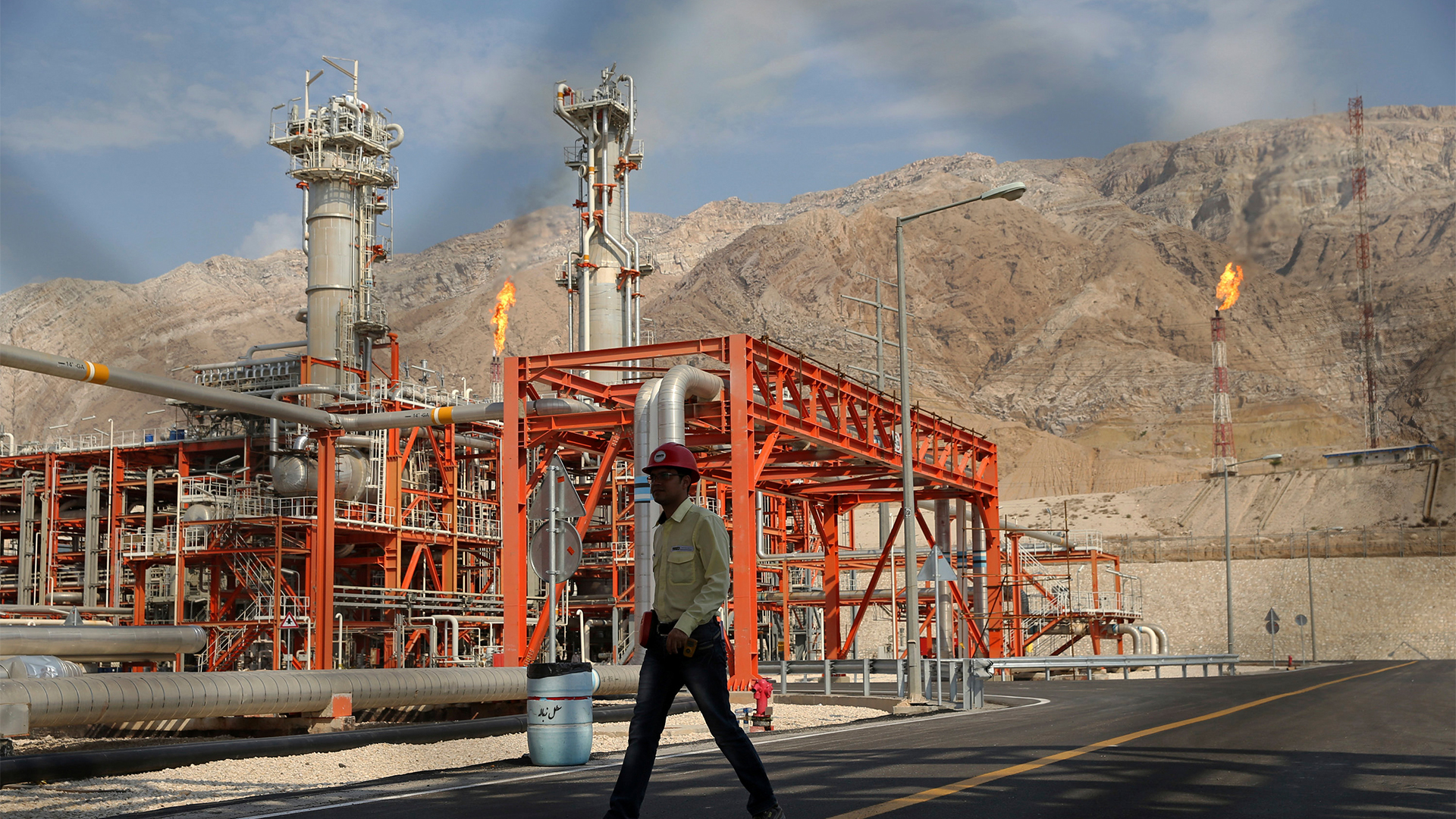 Ein Arbeiter geht durch eine Gasraffinerie im Gasfeld Süd Pars an der Nordküste des Persischen Golfs | Bildquelle: dpa