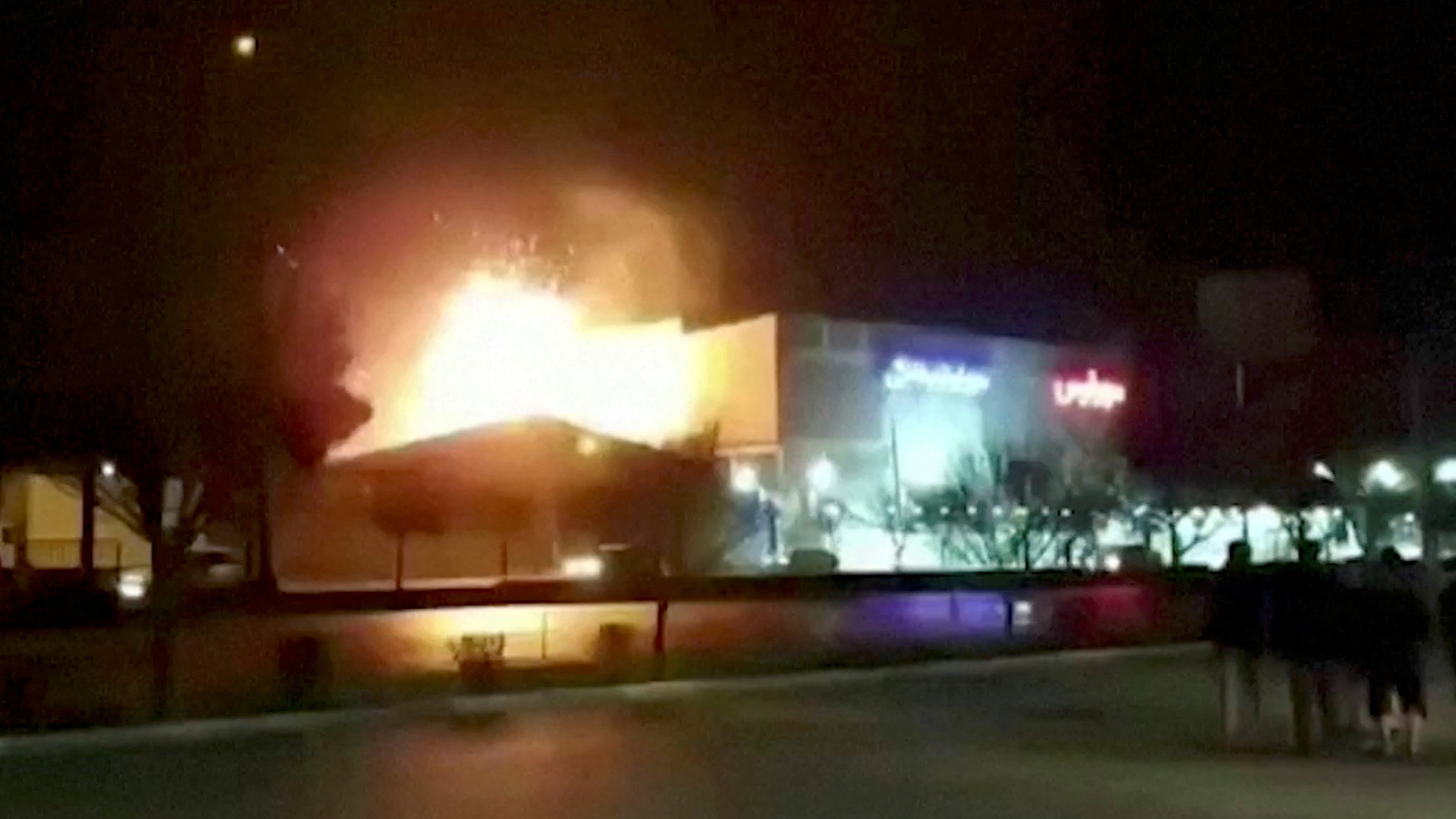Moment einer Explosion in einer Fabrik der Rüstungsindustrie in Isfahan, Standbild aus einem Video | via REUTERS