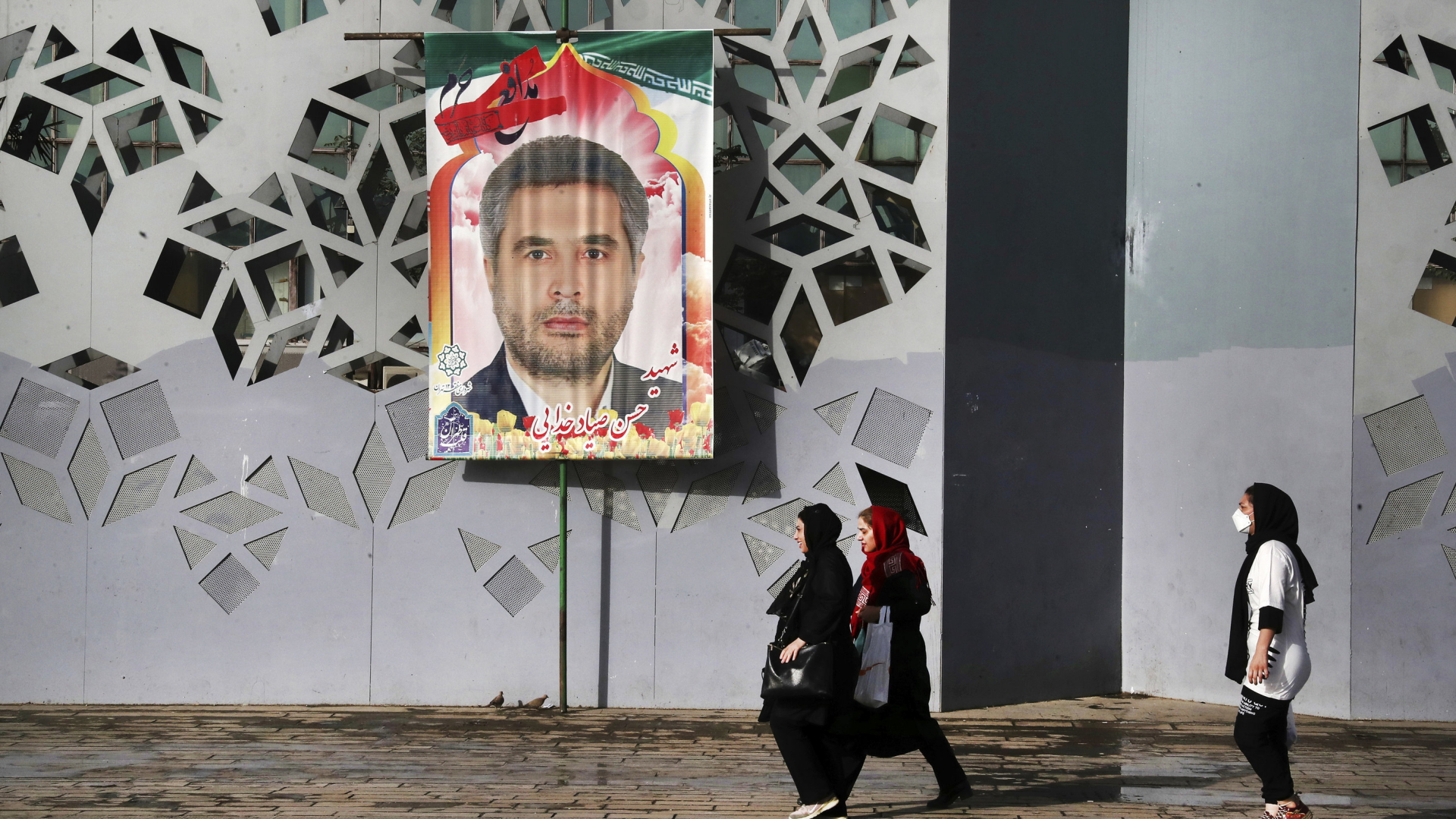 In Teheran erinnert im vergangenen ein Plakat an den ermordeten Offizier der Revolutionsgarden, Hassan Sayyad Khodaei. | AP