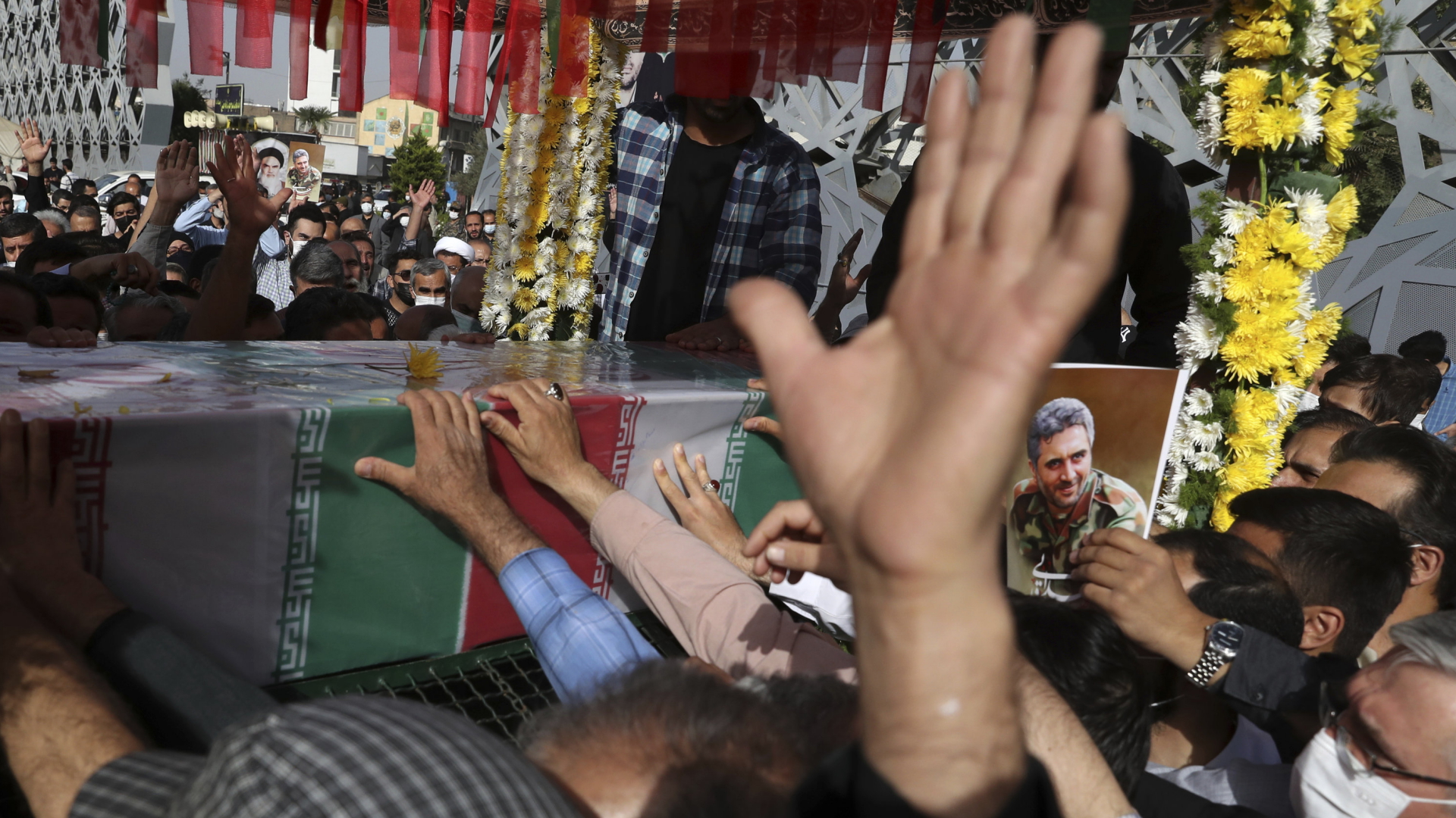 In Teheran wird der ermordete Offizier der Revolutionsgarden, Hassan Sayyad Khodaei beigesetzt | AP