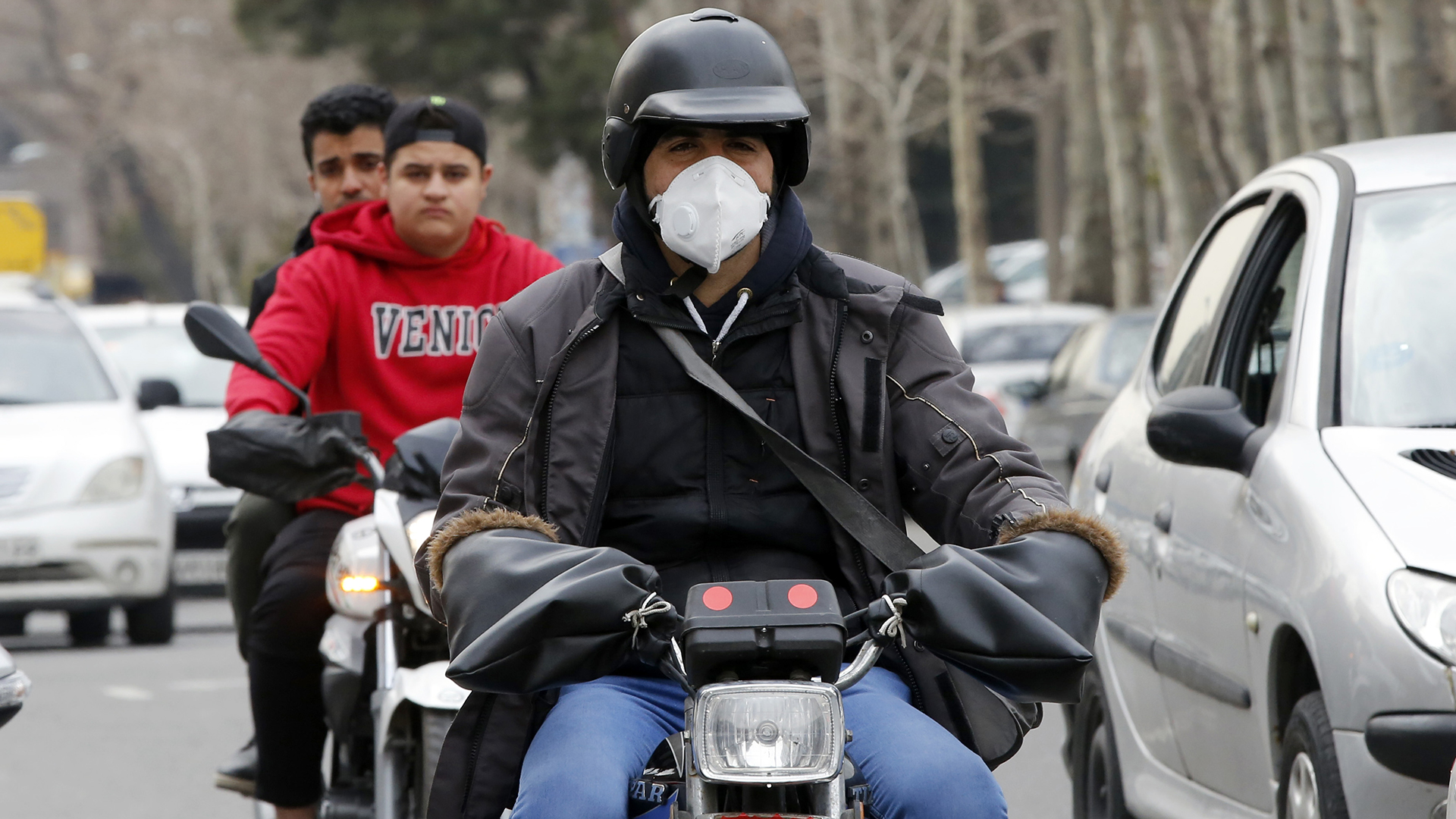 Ein Motorradfahrer mit Mundschutzmaske fährt über eine Straße in Teheran | ABEDIN TAHERKENAREH/EPA-EFE/REX