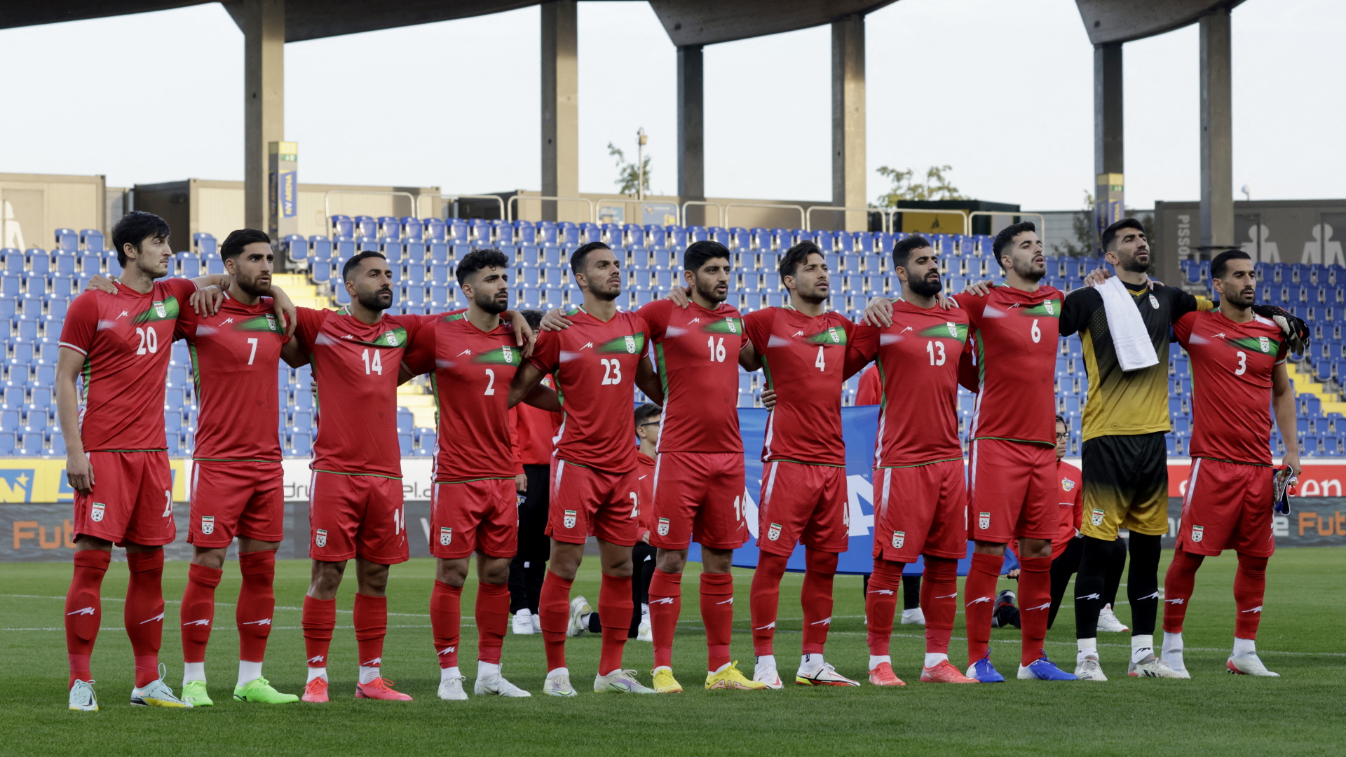 Die Spieler der iranischen Nationalmannschaft stehen nebeneinander auf dem Spielfeld. | REUTERS
