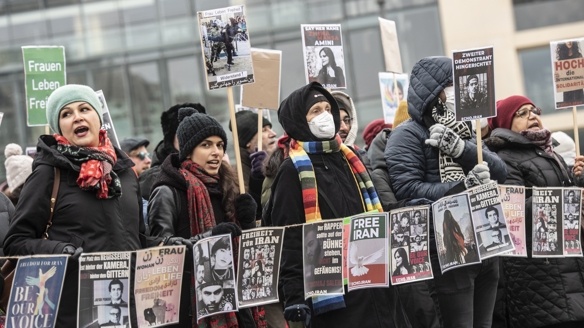Menschen protestieren in Berlin gegen das Regime im Iran | dpa