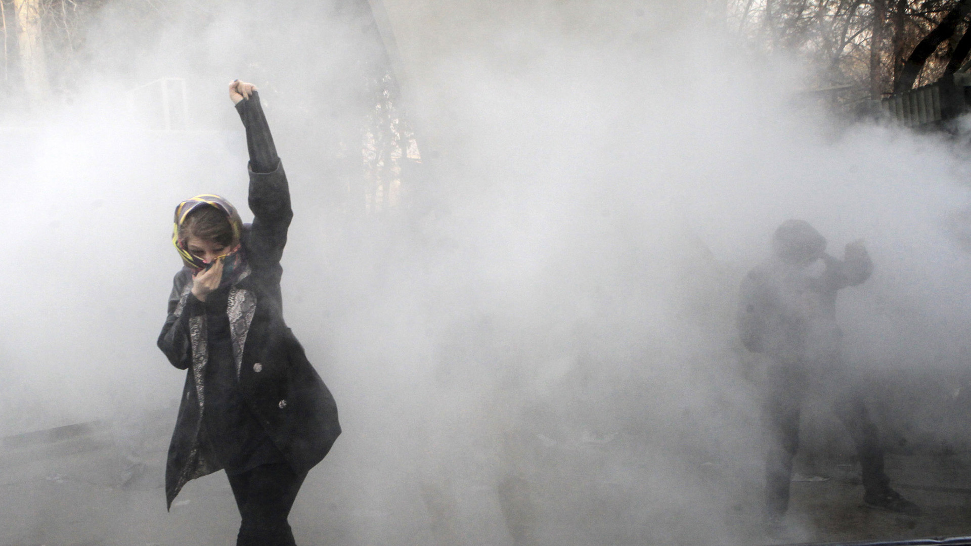 Demonstrantin im Iran reckt die Fast in die Höhe | AP