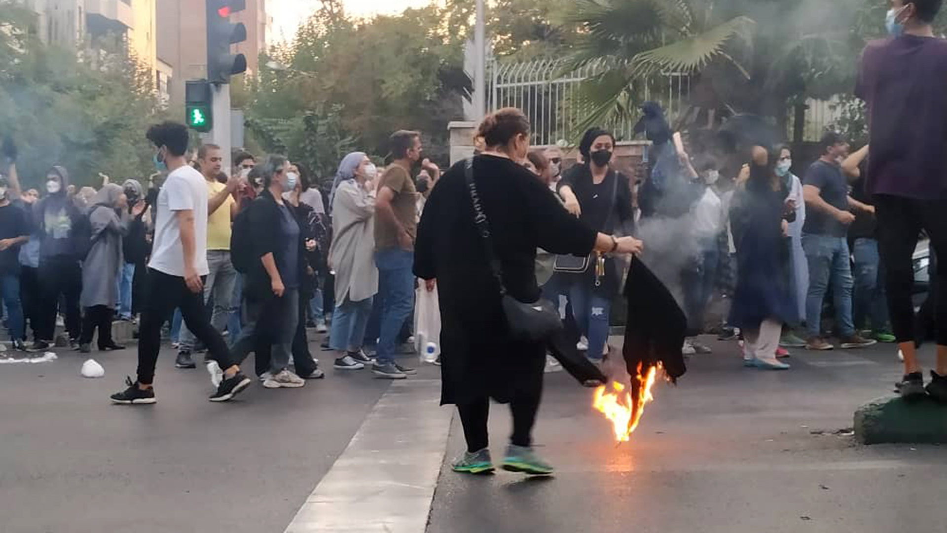 Menschen im Iran protestieren. | picture alliance / ZUMAPRESS.com