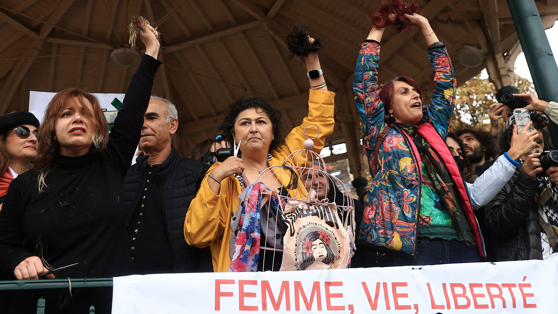 Frauen halten bei einer Demonstration in Frankreich ihre abgeschnittenen Haare in der Hand. | AP