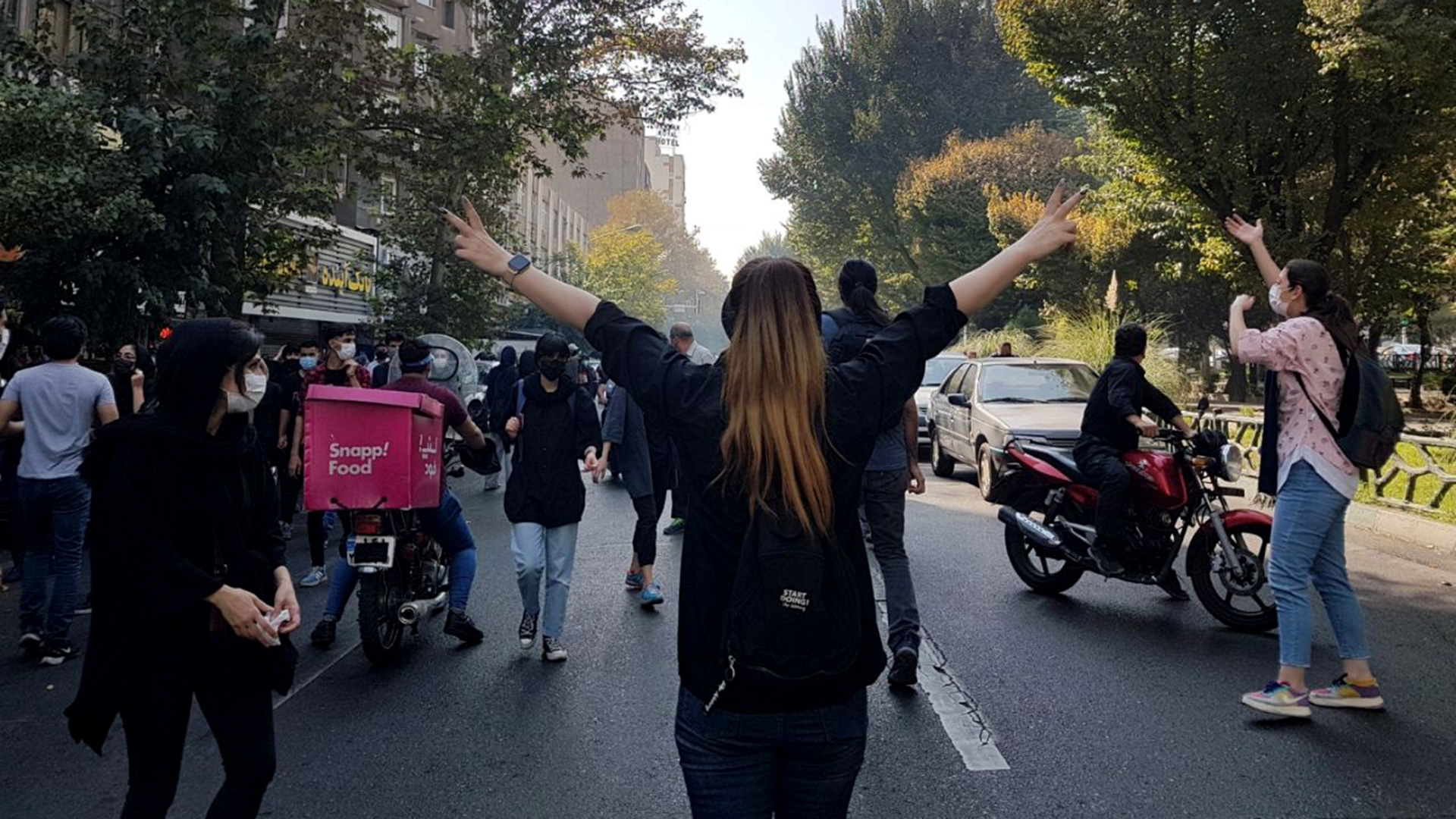 Menschen protestieren auf der Straße in Teheran. (Archivbild vom 02.10.2022) | EPA