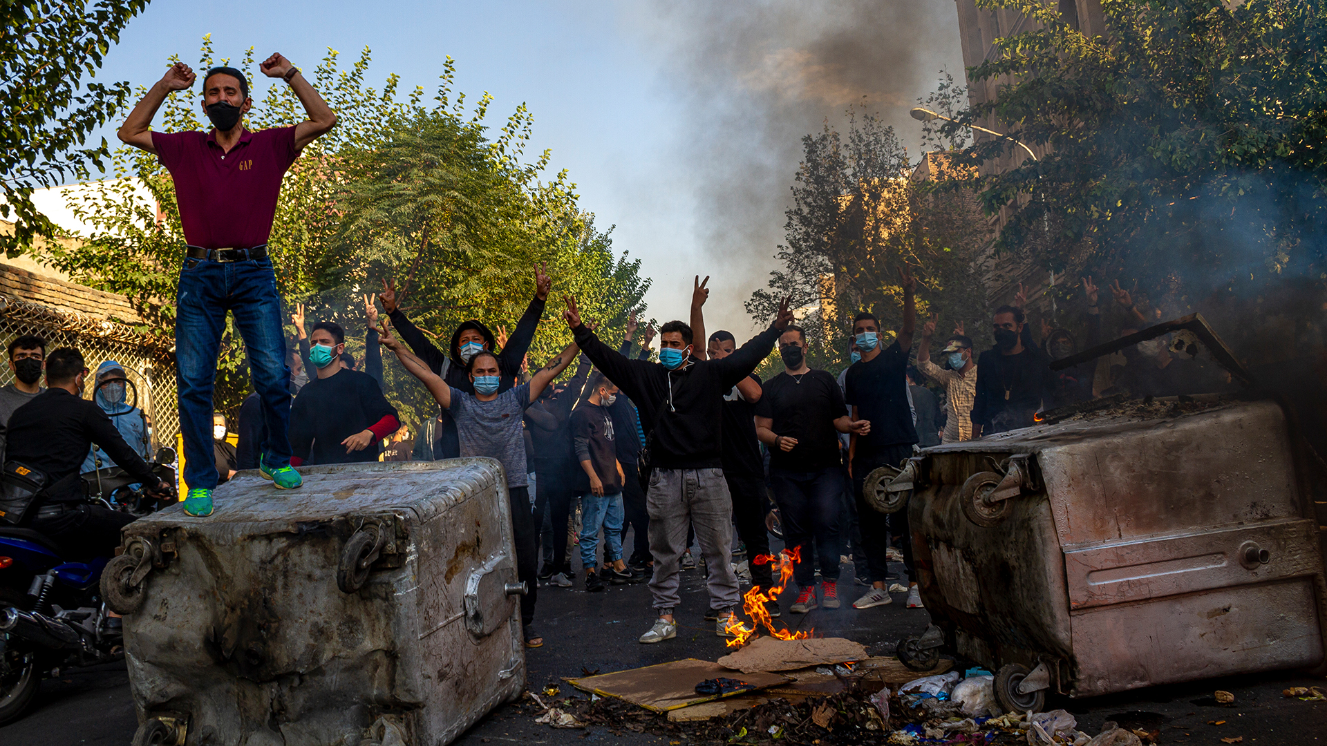 Brennende Gegenstände und Demonstranten in Teheran. | dpa