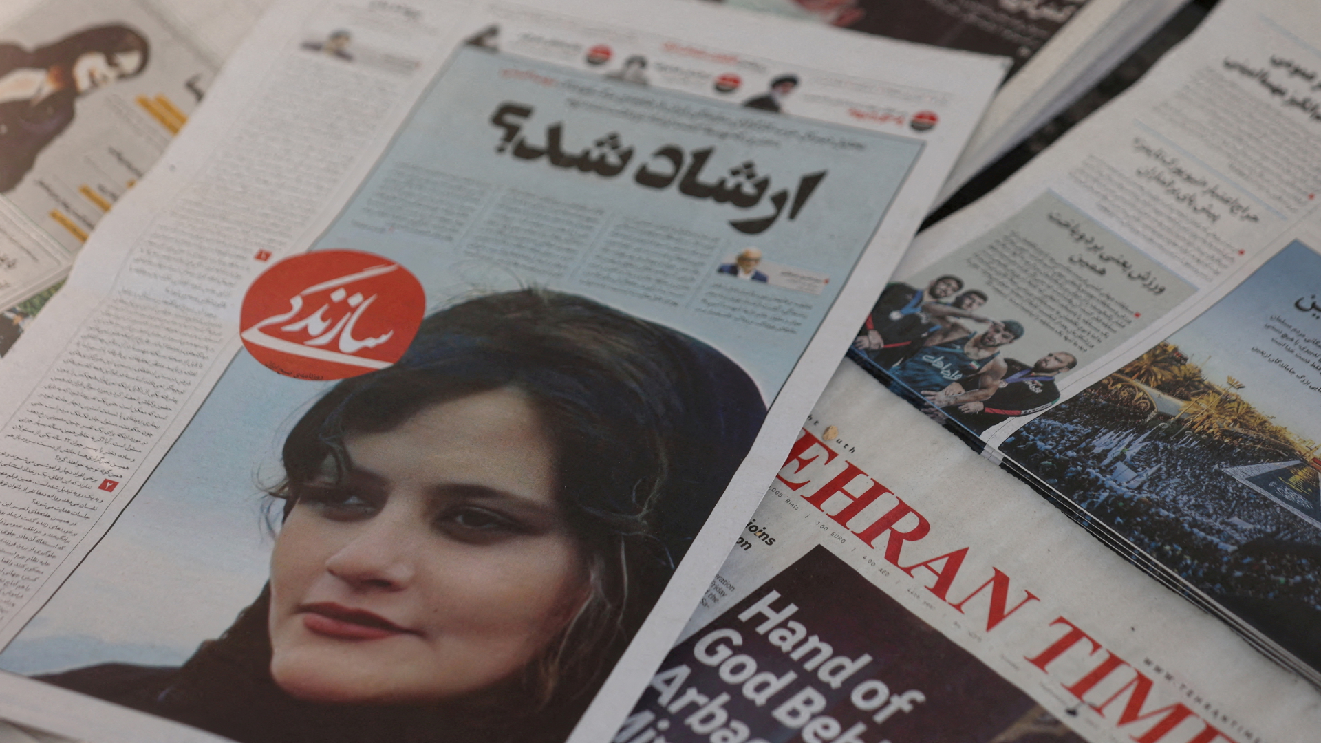 Iranische Zeitungen mit dem Porträt Aminis | VIA REUTERS