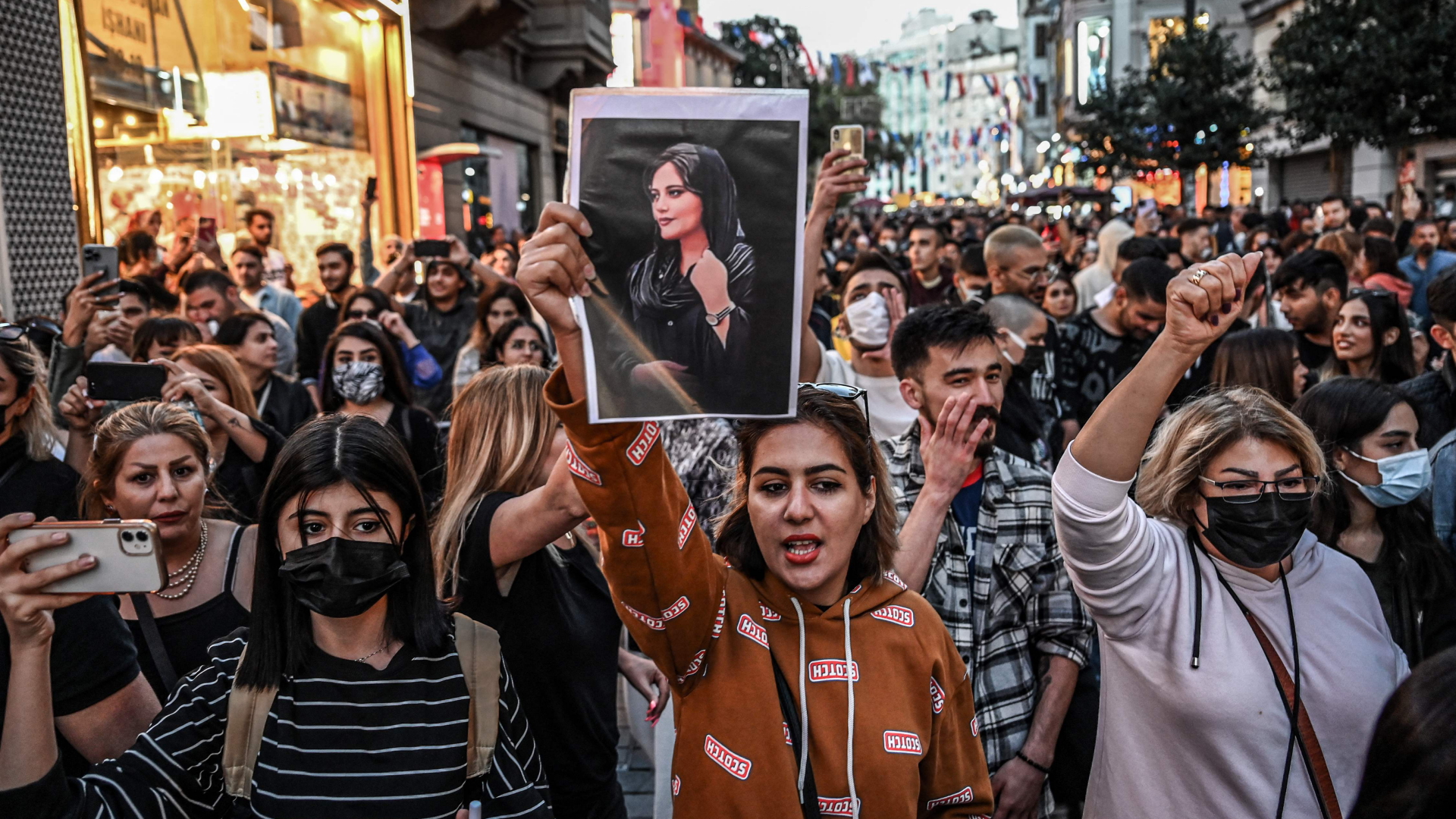 Eine Demonstrantin hält in Istanbul (Türkei) während einer Demonstration ein Porträt von Mahsa Amini in der Hand. | AFP