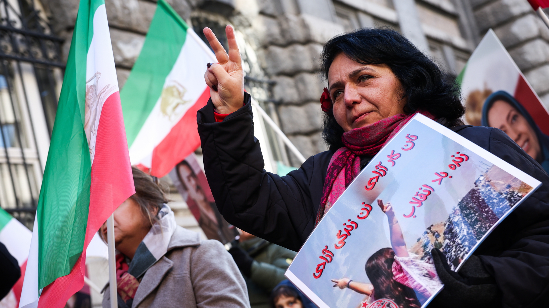 Demonstranten halten Plakate und iranische Fahnen vor dem Außenministerium in Brüssel.