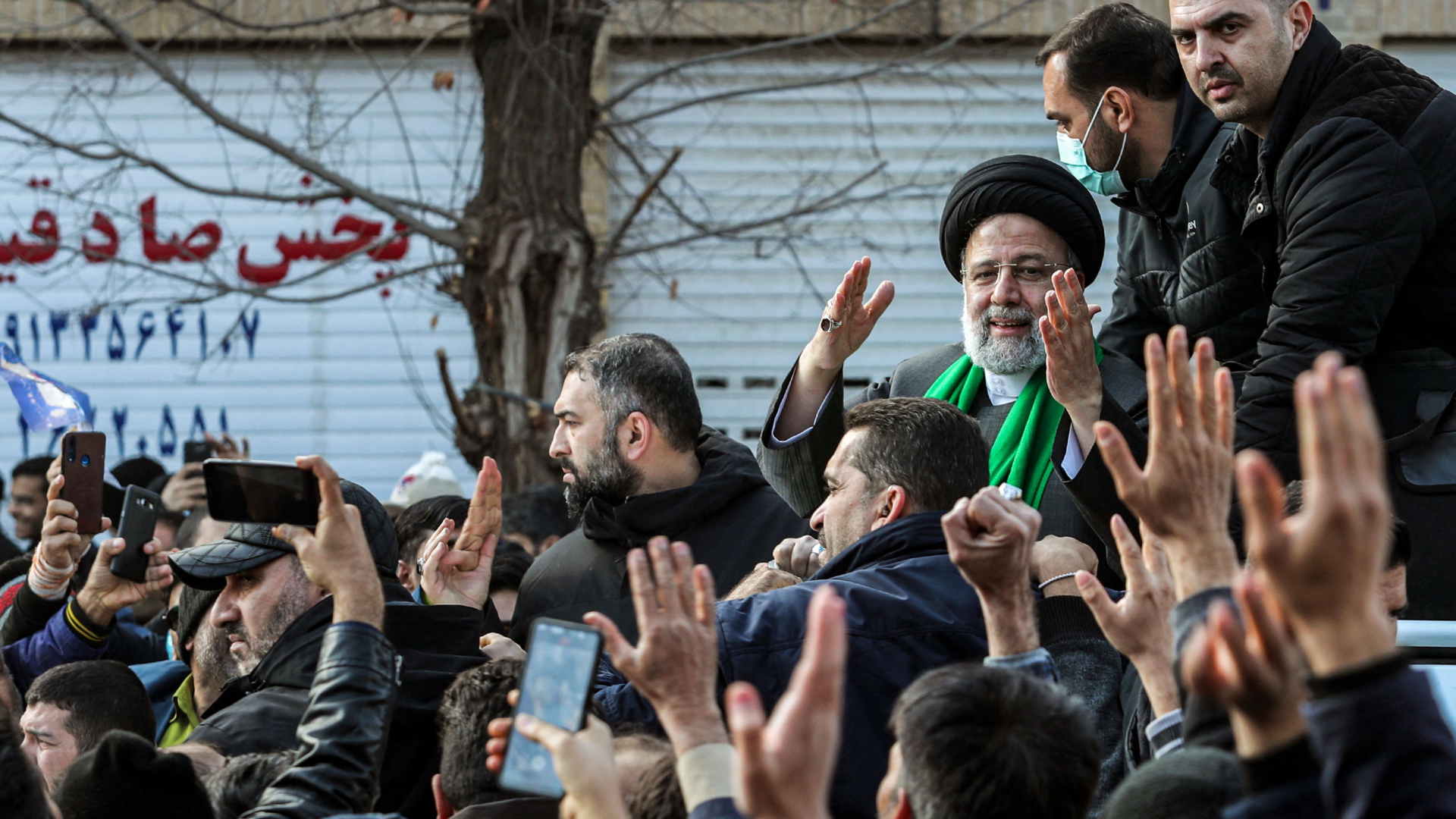 Eine Menschenmenge begrüßt Präsident Raisi in der Stadt Yazd (Iran) | AFP