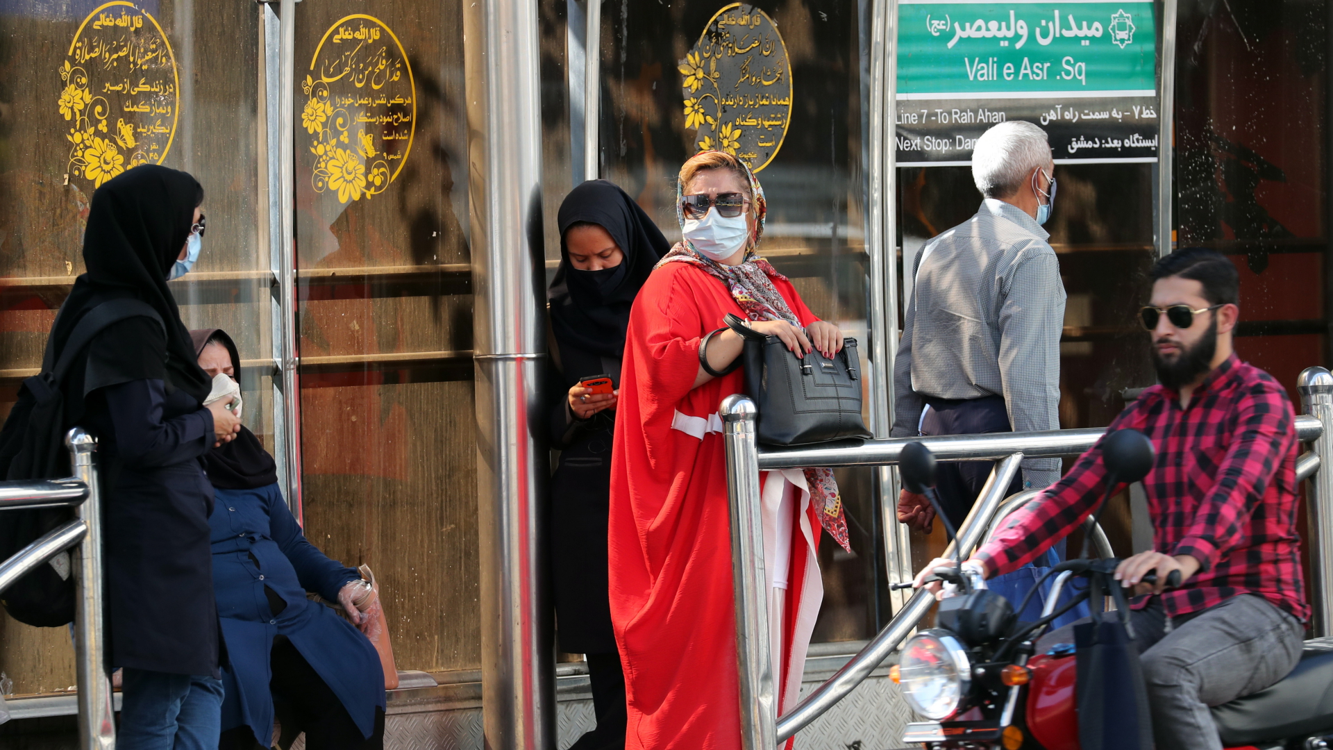 Passanten auf einer Straße in der iranischen Hauptstadt Teheran. | EPA