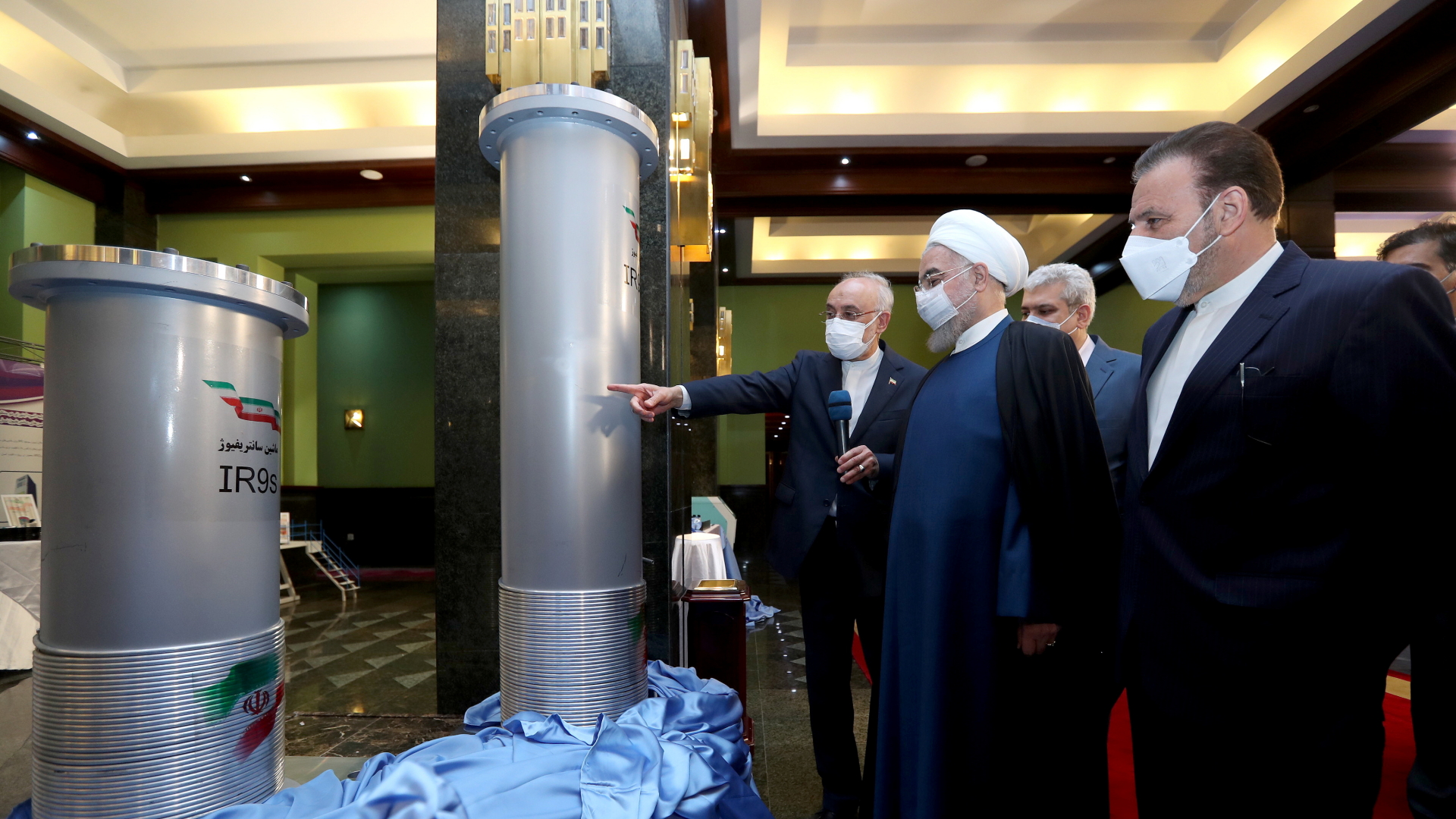  Iran, Tehran: Der iranische Präsidenten Hassan Ruhani (2.v.r) mit dem Leiter der Atomenergie-Organisation des Iran Ali Akbar Salehi  | via REUTERS
