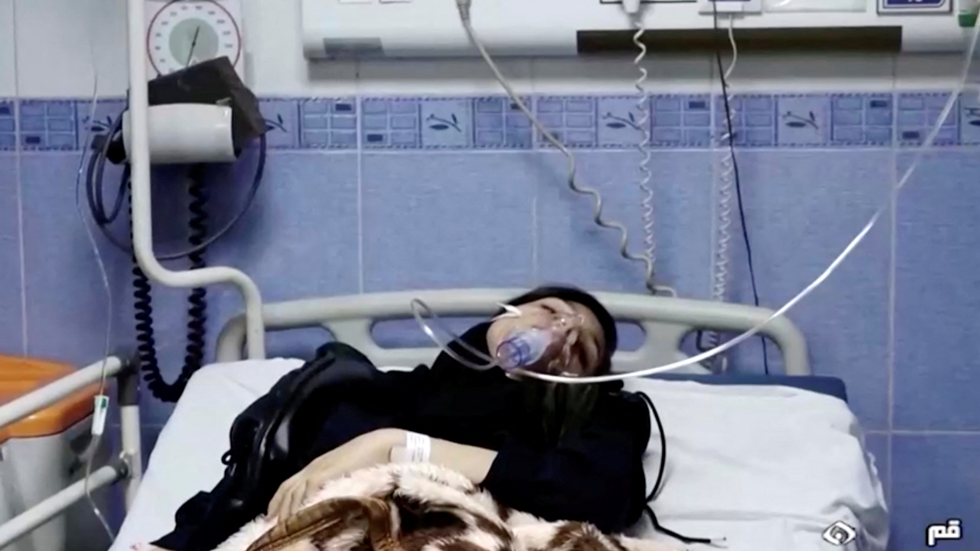 Eine iranische Schülerin liegt mit einer aufgesetzten Sauerstoffmaske im Krankenhausbett. | via REUTERS