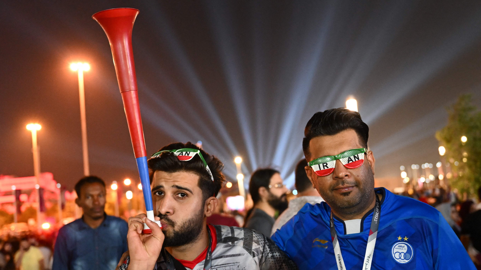 Fans der iranischen Fußballnationalmannschaft auf einem Fanfest zur WM 2022 in Doha, Katar. | AFP