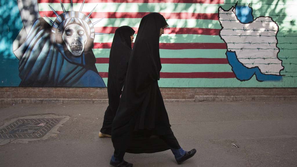 Zwei Frauen laufen an einem US-feindlichen Wandgemälde an der früheren US-Botschaft in Teheran vorbei | Bildquelle: REUTERS