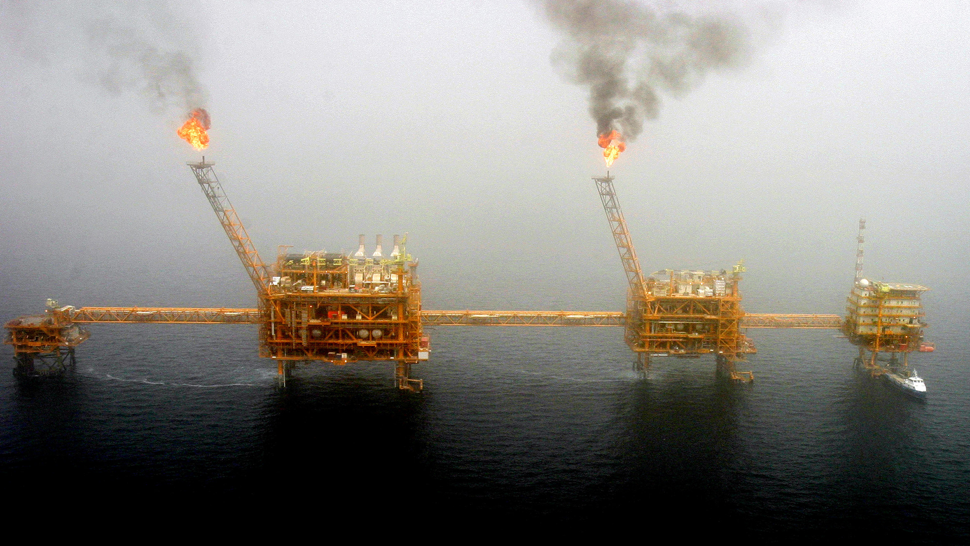 Gasfackeln von einer Ölförderplattform auf den Ölfeldern von Soroush im Persischen Golf, südlich der Hauptstadt Teheran. | REUTERS