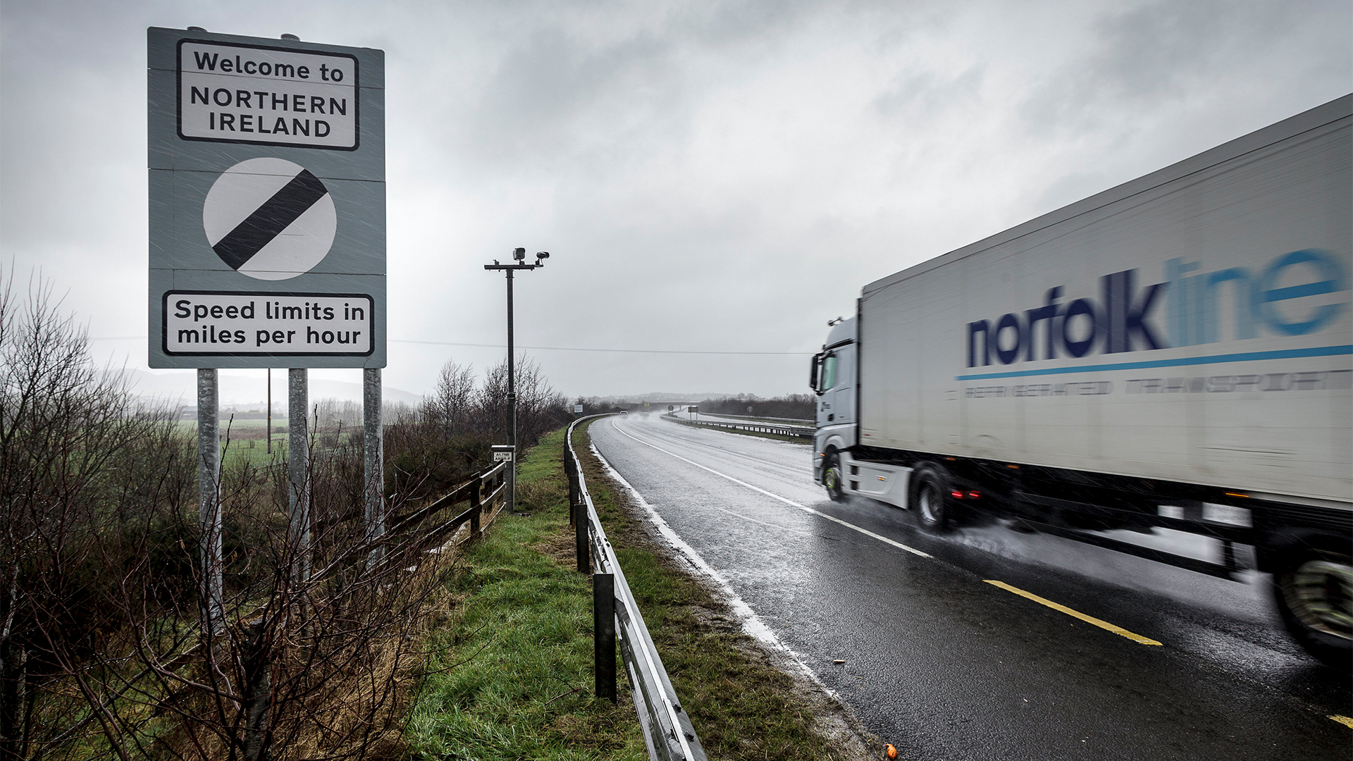 Ein LKW überquert die Grenze von Irland nach Nordirland | dpa