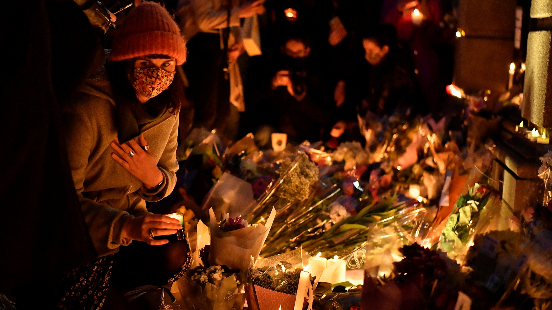 Menschen nehmen an einer Mahnwache in Dublin für eine getötete Joggerin teil. | REUTERS
