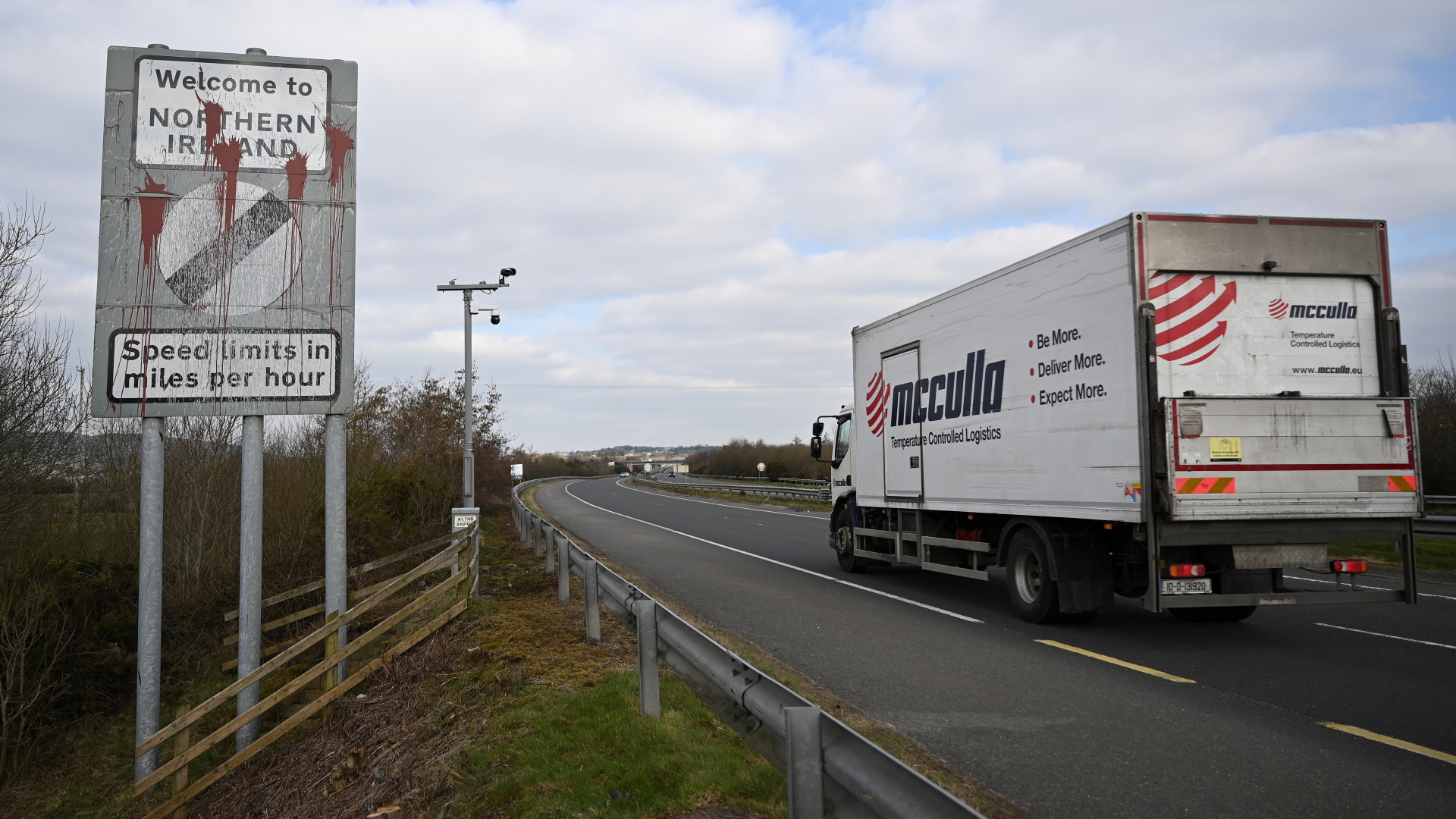 Ein Lkw passiert die Grenze zwischen Irland und Nordirland | REUTERS