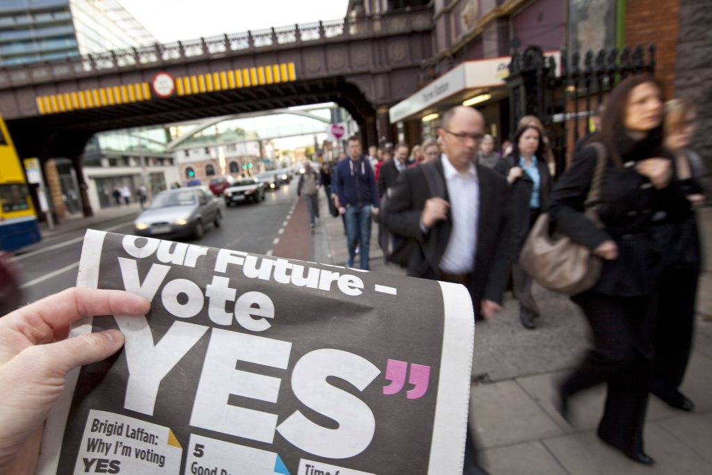 Eine Tageszeitung ruft zum "Ja" bei Irlands Referendum auf.