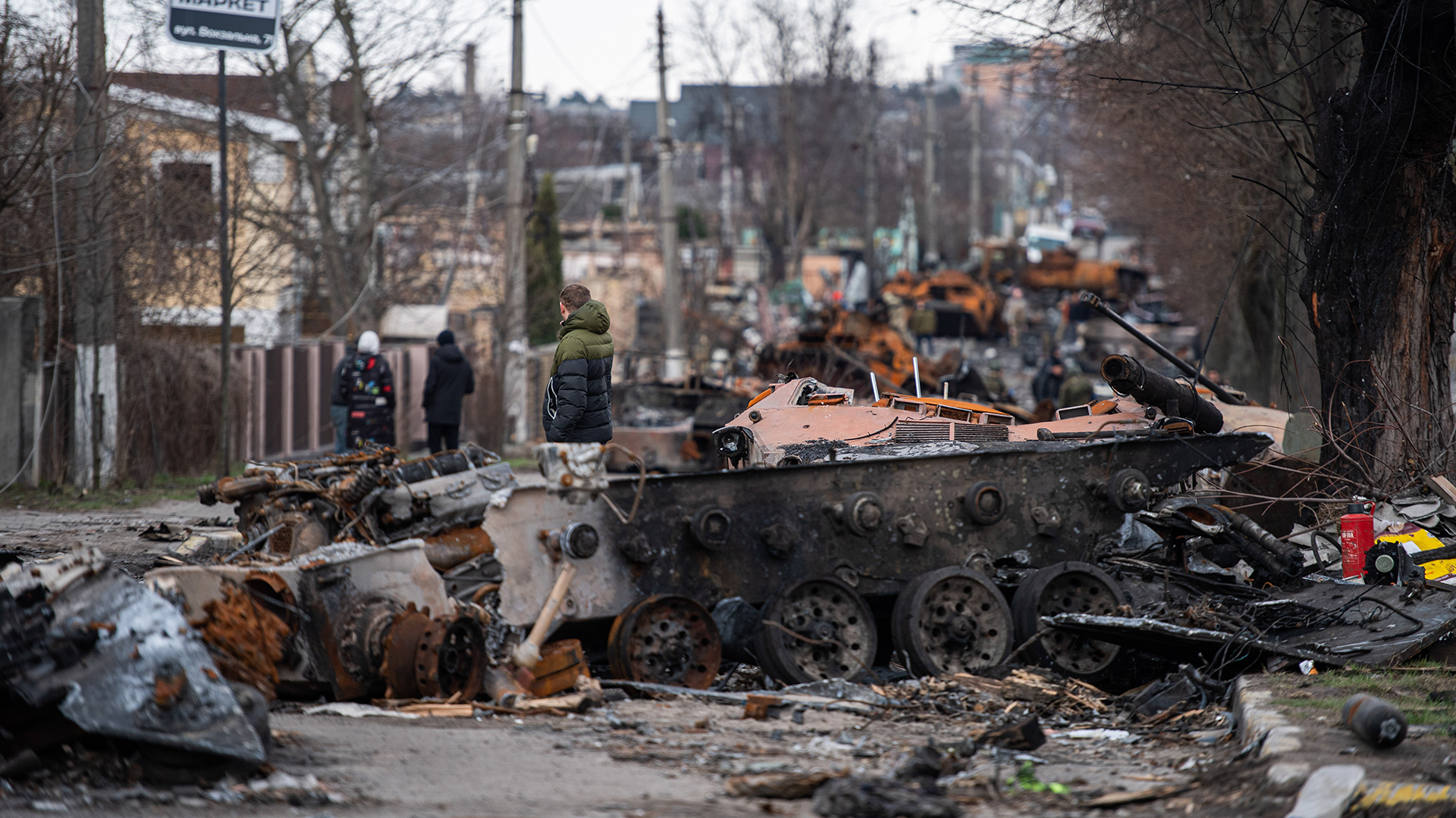 Zerstörte Fahrzeuge und russische Panzer in Irpin, Ukraine | dpa