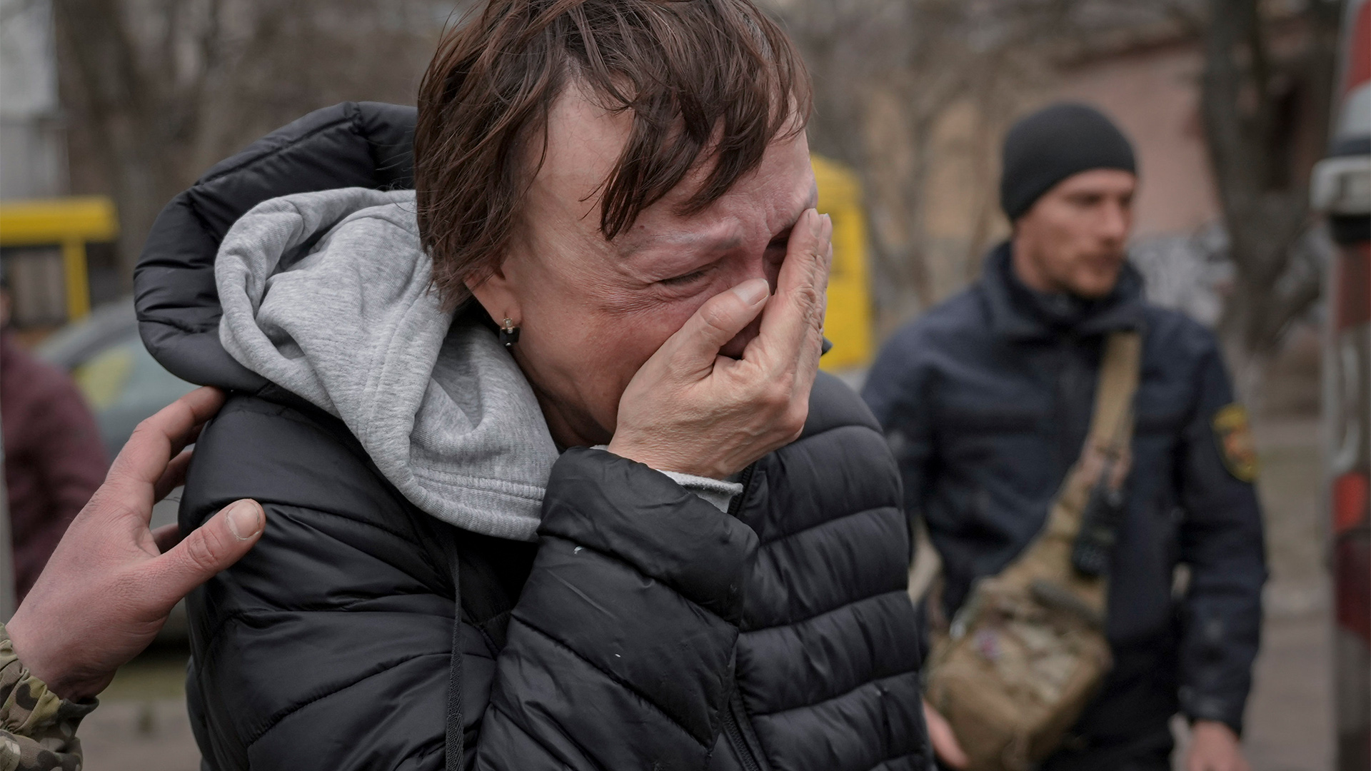 Eine Frau, die aus Irpin evakuiert wurde, weint, als sie am Stadtrand von Kiew in der Ukraine ankommt. | AP