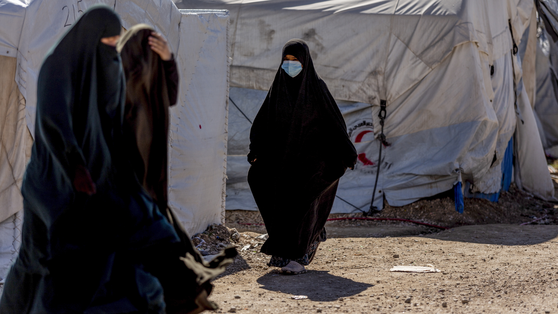 Frauen gehen durch das Gefangenenlager Roj im Nordosten Syriens. | dpa
