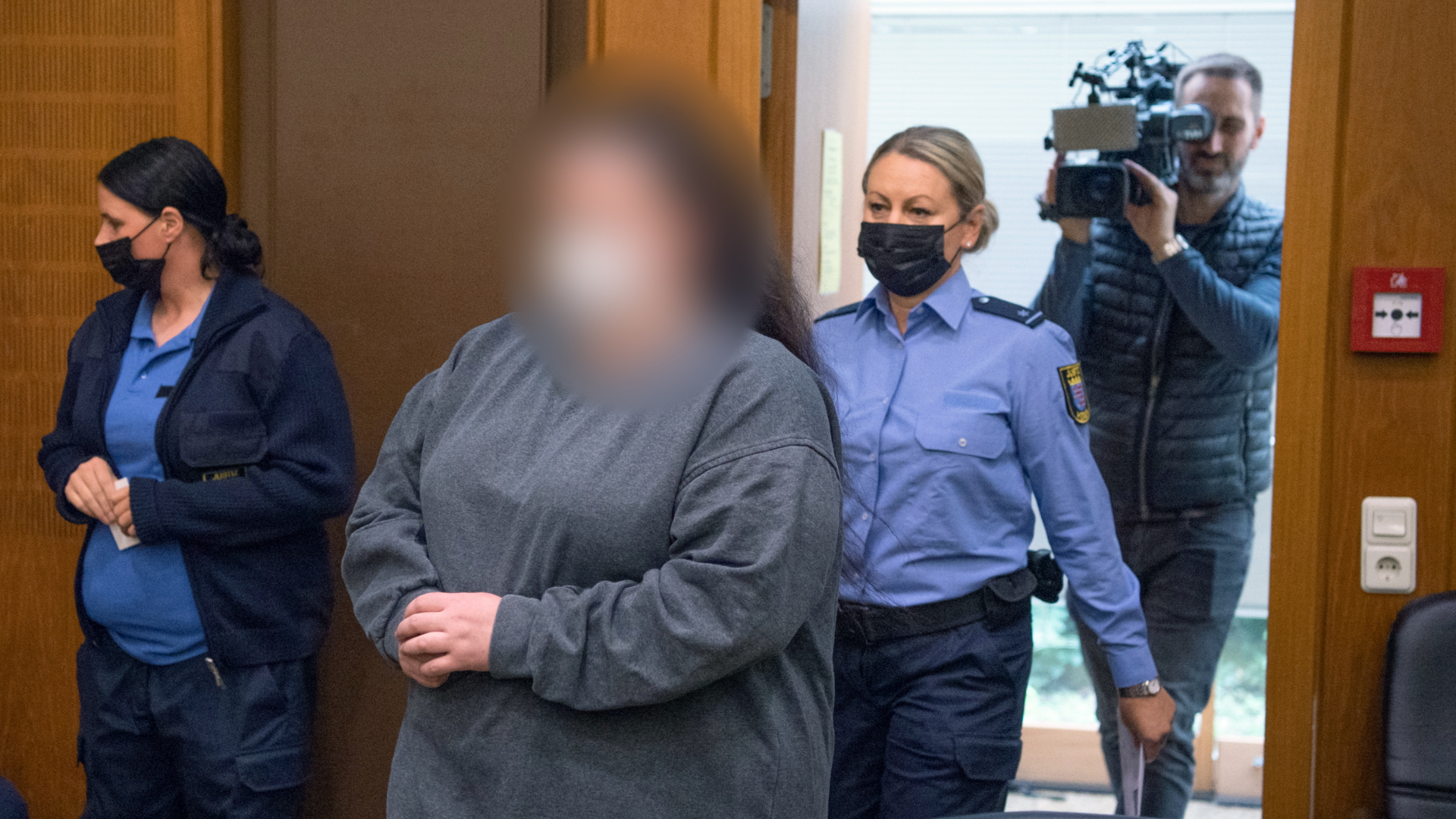 Die angeklagte IS-Rückkehrerin wird in den Verhandlungssaal am OLG Frankfurt geführt. | dpa
