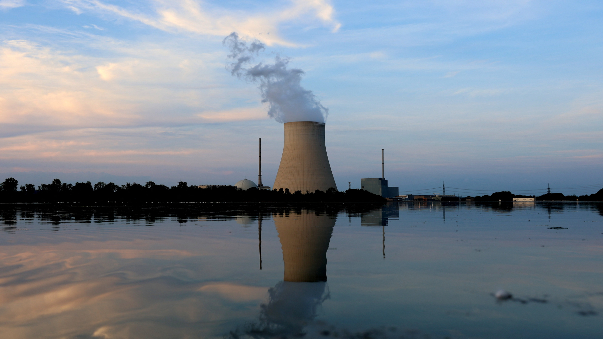 Das Atomkraftwerk Isar 2 | REUTERS