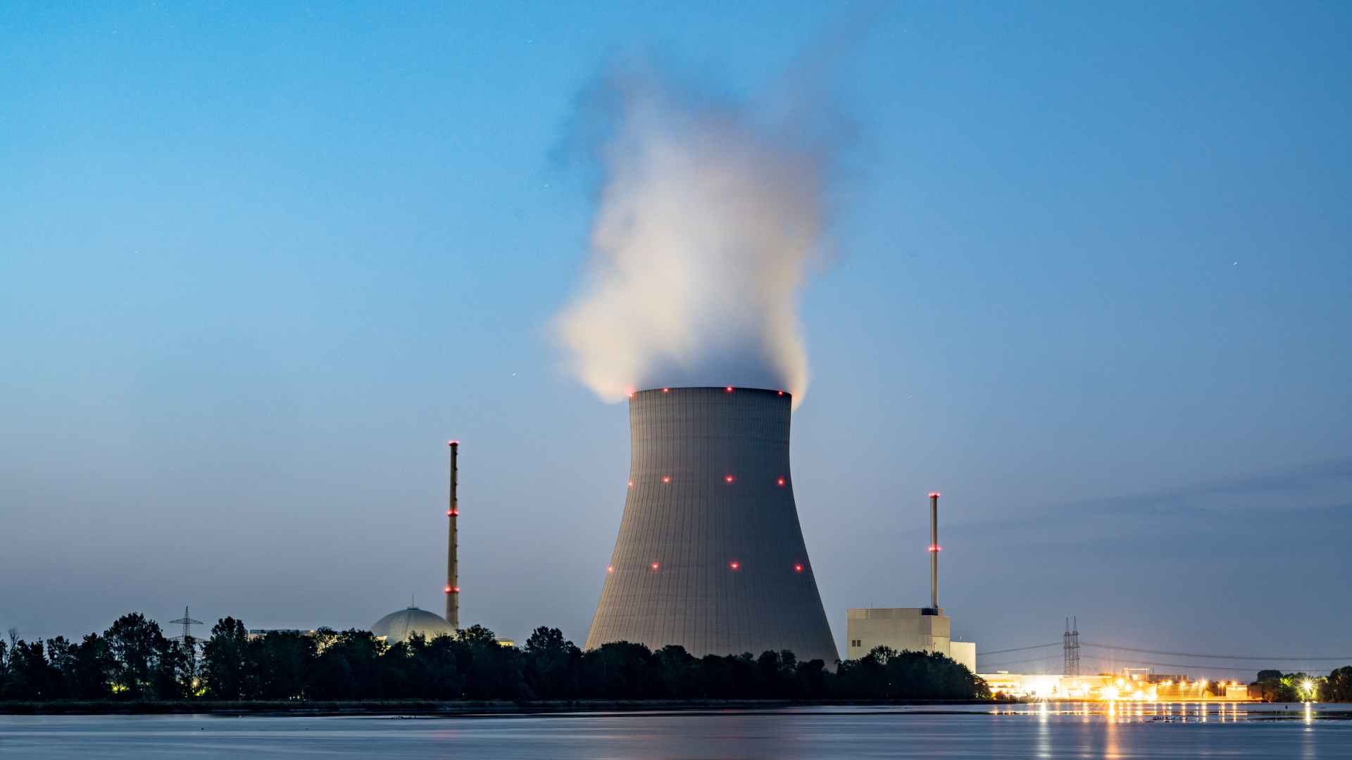 Dampf steigt aus dem Kühlturm des Atomkraftwerks Isar 2 | dpa