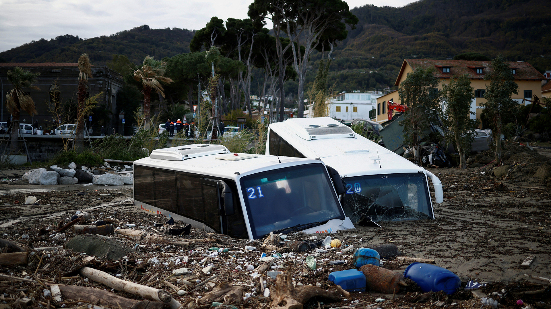 Beschädigte Busse unter Trümmern | REUTERS