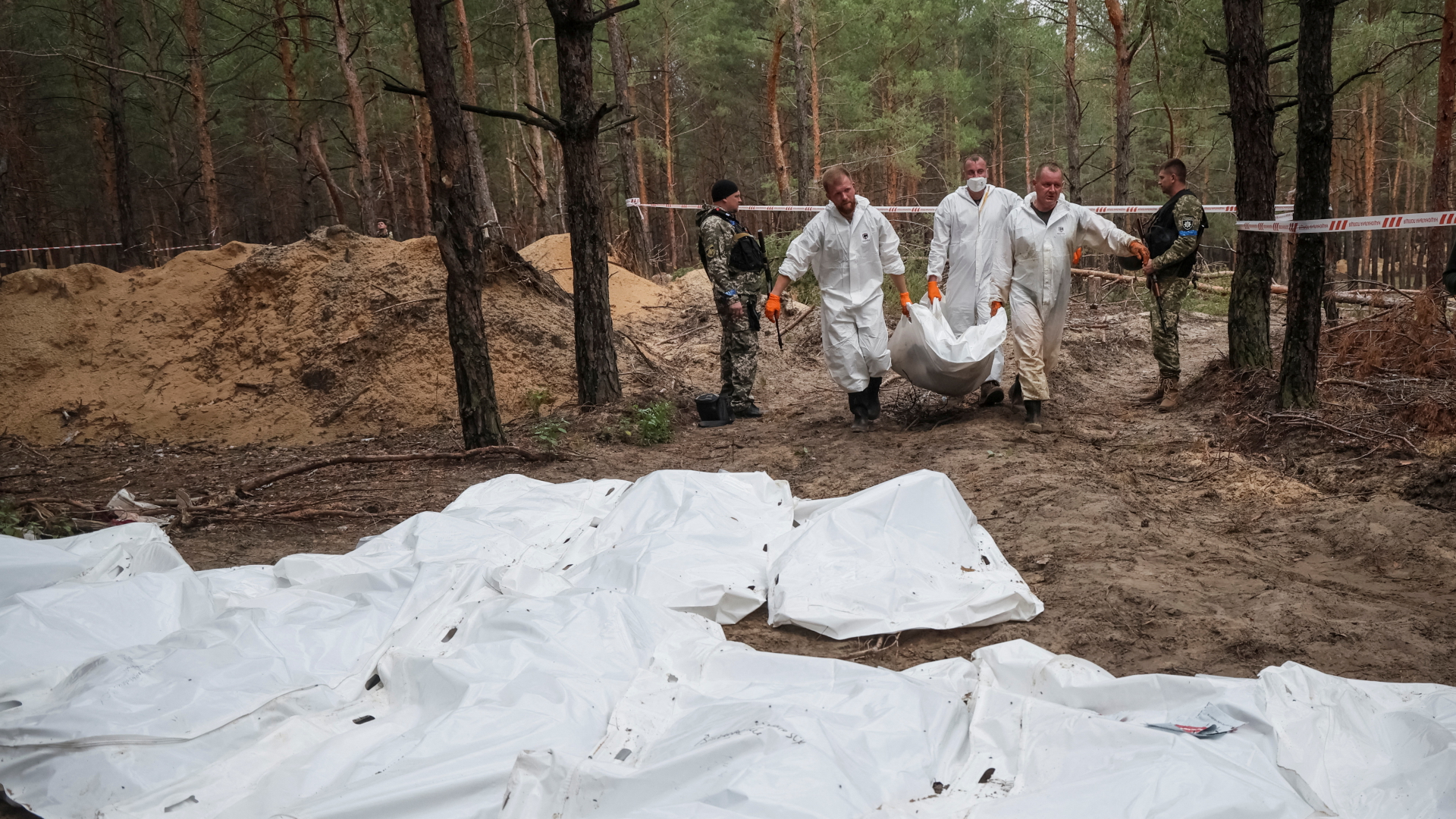 Helfer bergen Leichen im von der ukrainischen Armee befreiten Isjum | REUTERS