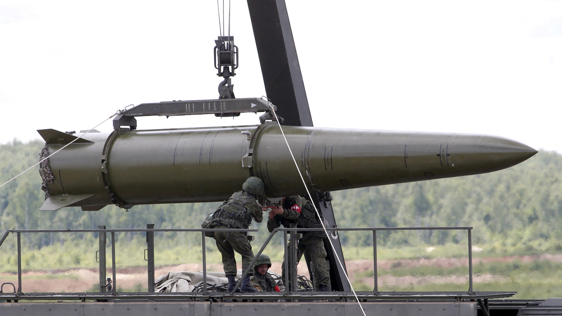 Russische Soldaten mit einer Iskander-Rakete, die mit atomaren Sprengköpfen bestückbar ist