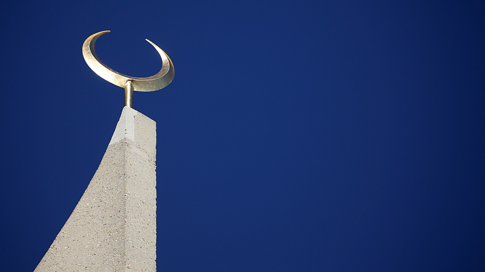 Halbmond auf der Spitze eines Minarettes der Kölner Moschee