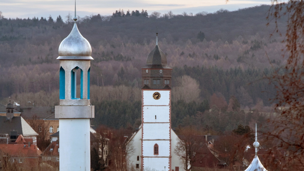 Minarett und Kirche im hessischen Usingen