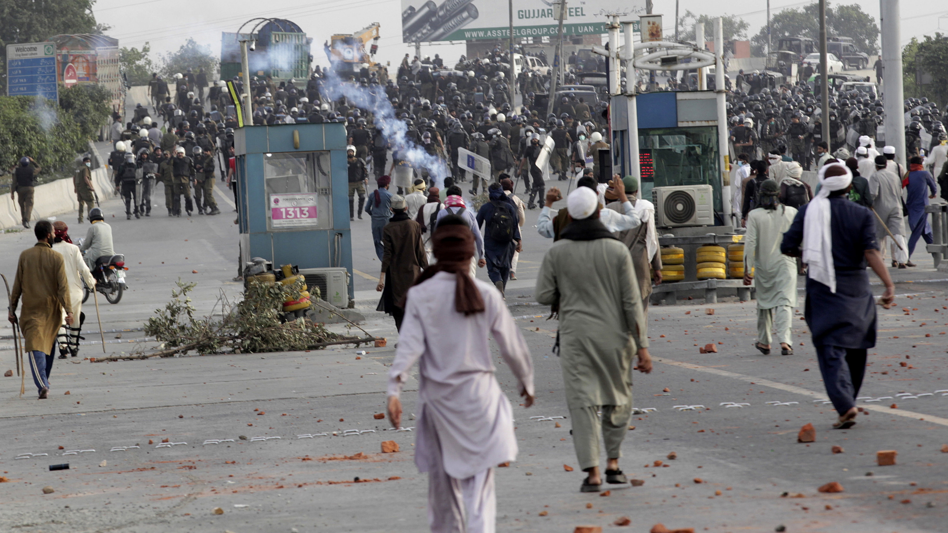 Anhänger der islamistischen Partei Tehreek-e-Labbaik Pakistan werfen Steine auf Polizisten | AP