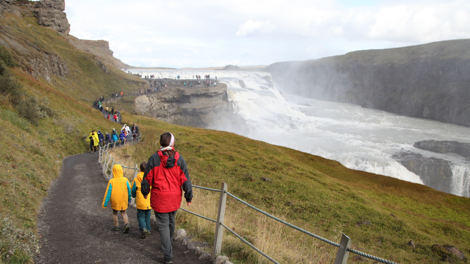 Touristen wandern zum isländischen Wasserfall Gullfoss (Archivbild 2019) | dpa
