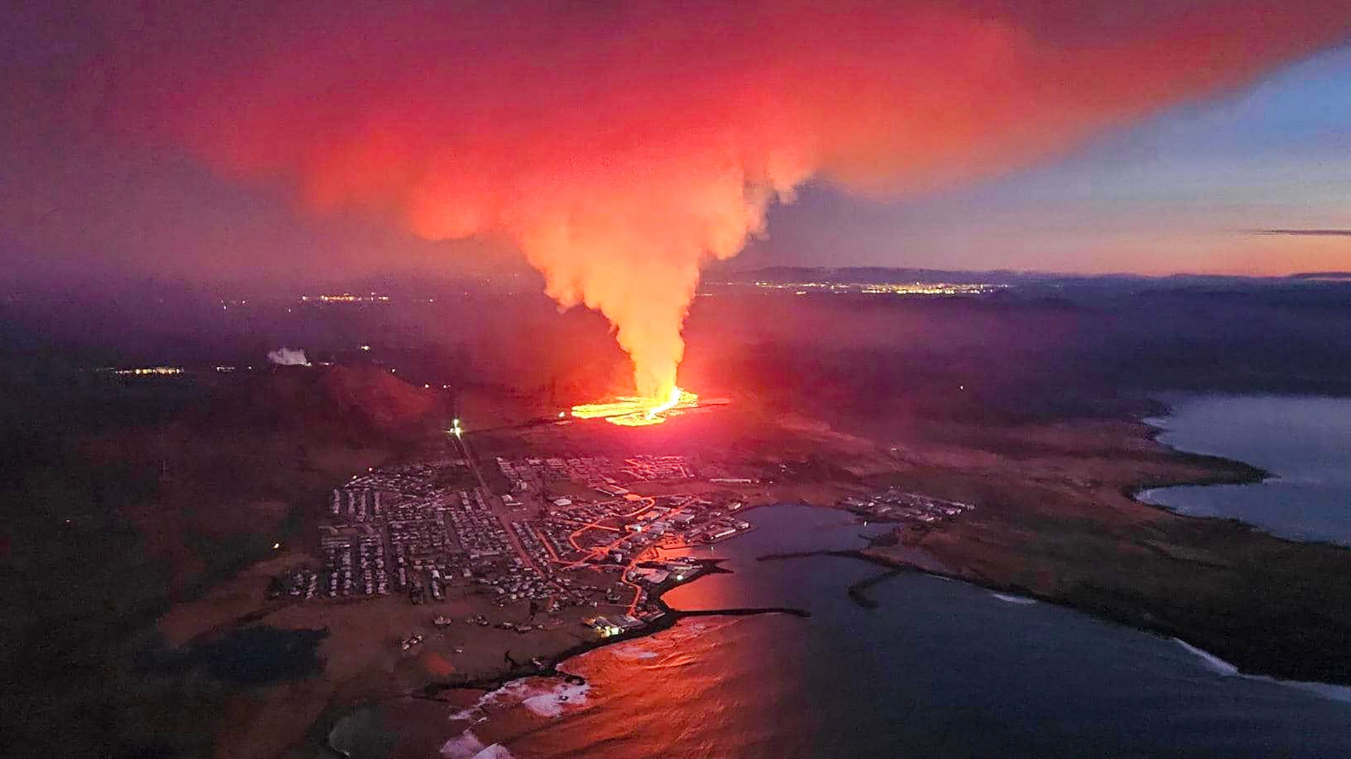 Eine Vulkaneruption nahe des Ortes Grindavik auf Island