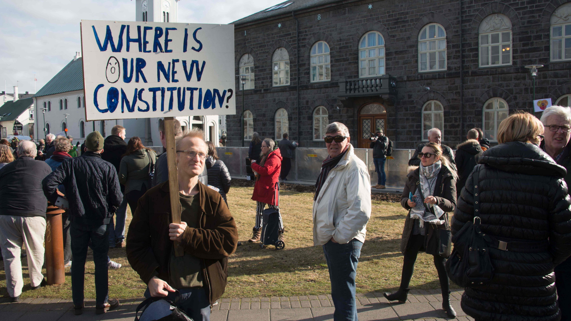 Vor dem Parlament in Reykjavik demonstrieren die Menschen gegen Ministerpräsident Gunnlaugsson.