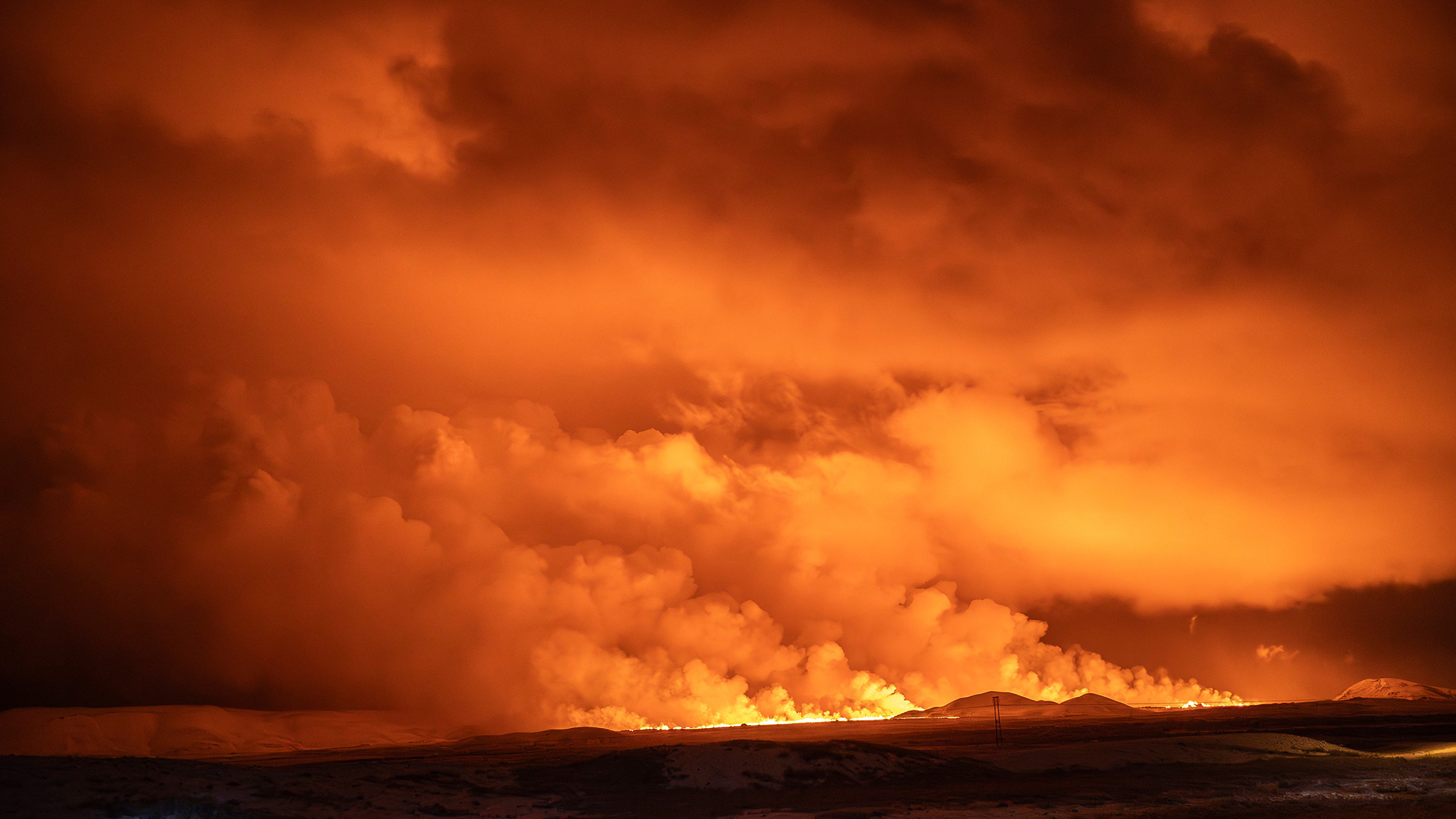 Ein Vulkanausbruch, der den Himmel orange färbt, ist in Grindavik auf der isländischen Halbinsel Reykjanes zu sehen.