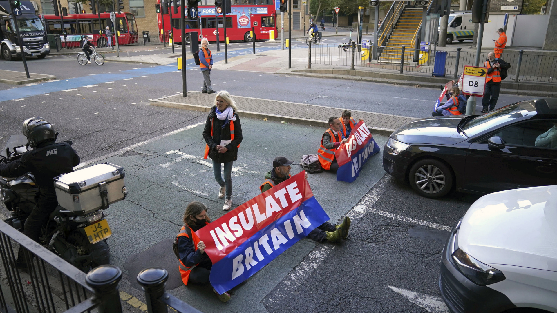 Demontranten blockieren eine Straßenkreizung in London und fordern eine bessere Energiepolitik Großbritanniens | AP