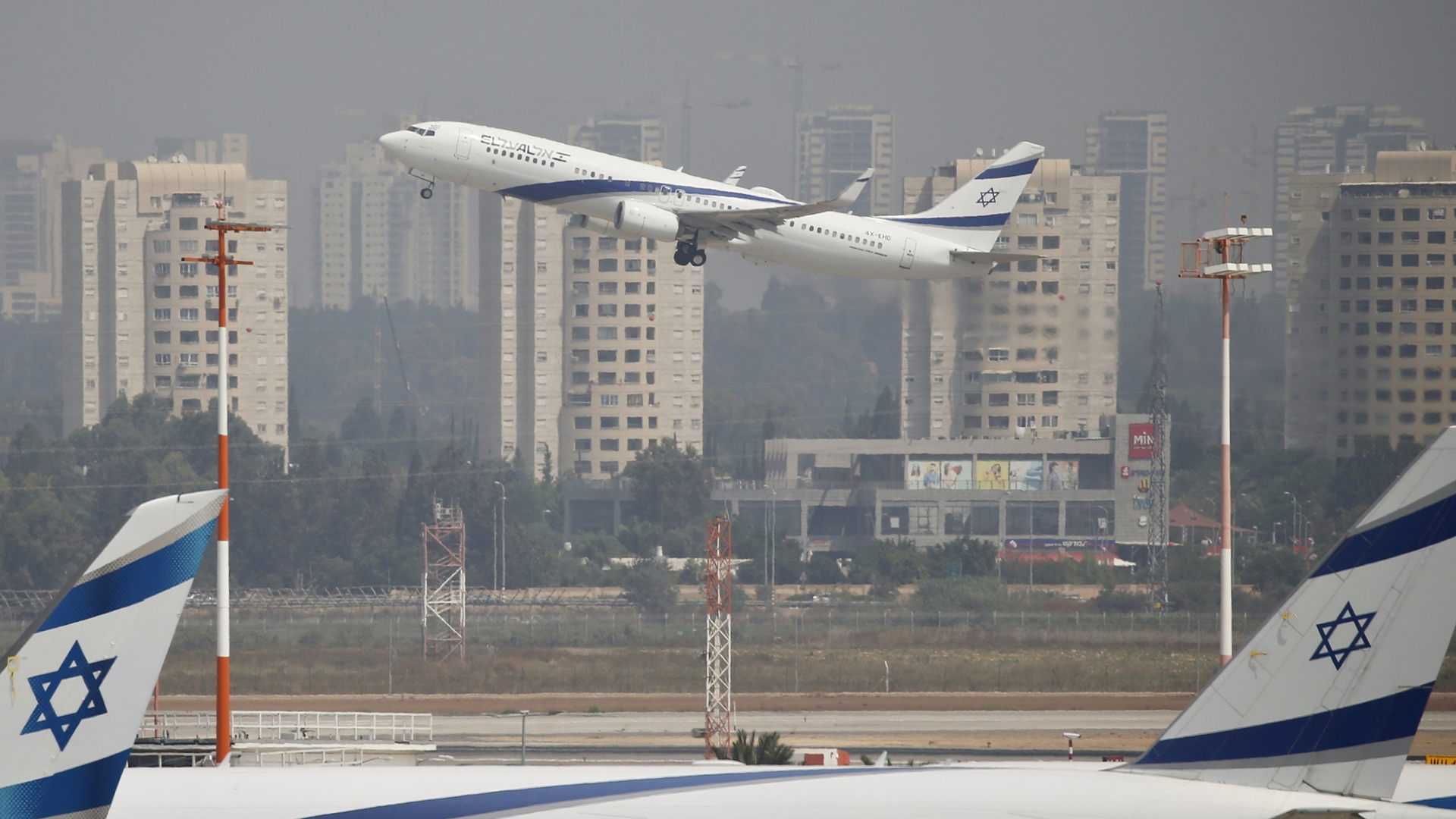 Ein Flugzeug der Fluggesellschaft El Al start am Flughafen Ben Gurion in Tel Aviv nach Abu Dhabi  | AP