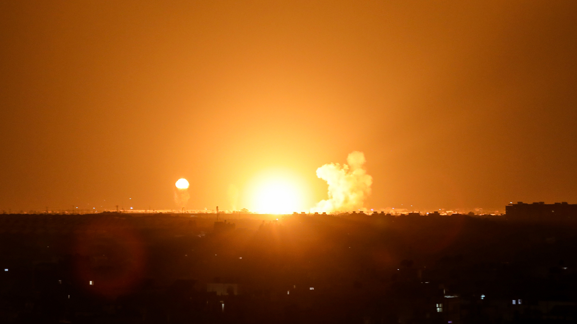 Explosionen nach Luftangriffen in der Stadt Khan Younis im südlichen Gazastreifen | dpa
