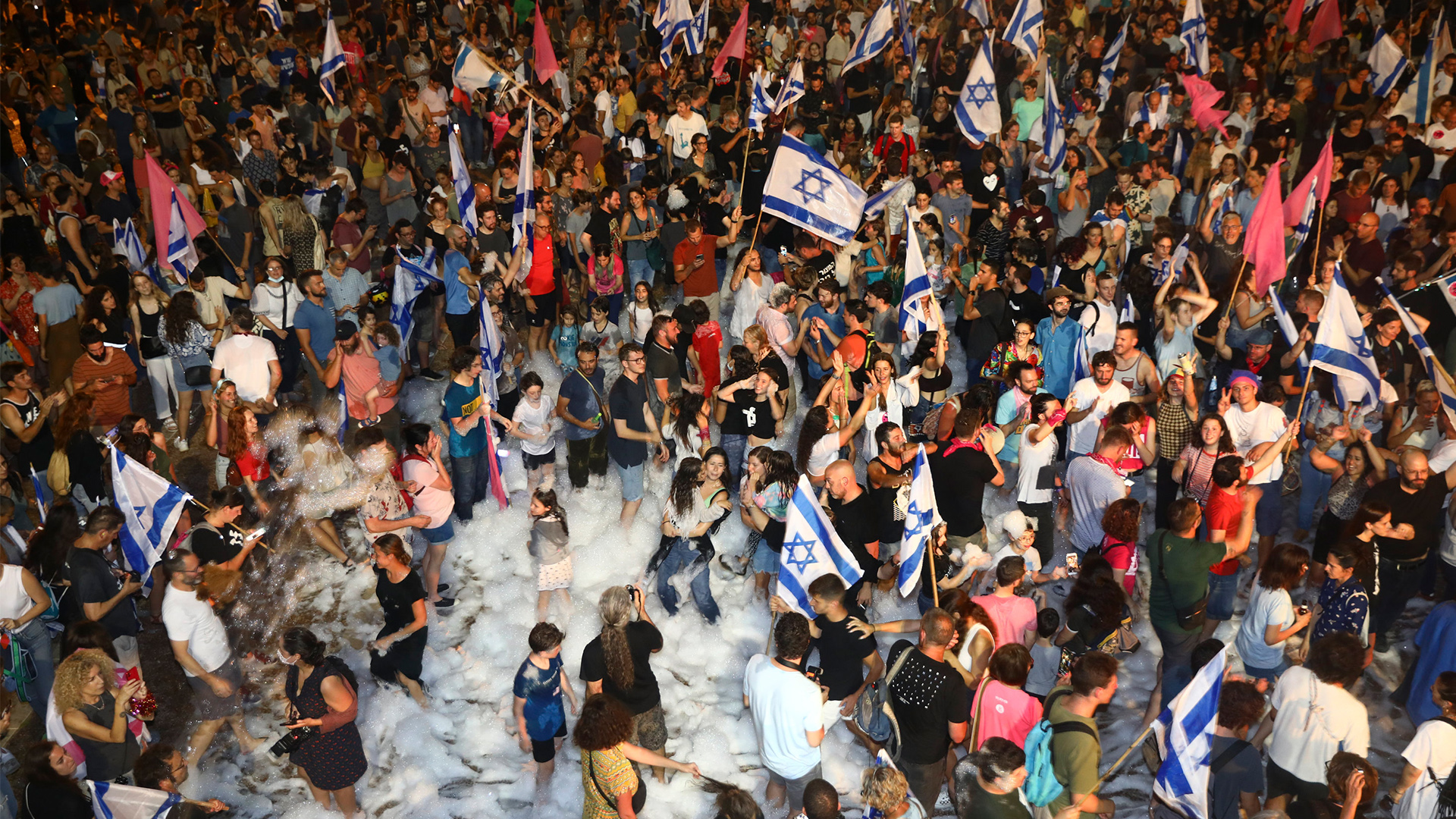 Unterstützer der neuen israelischen Regierung feiern in Tel Aviv. | AP