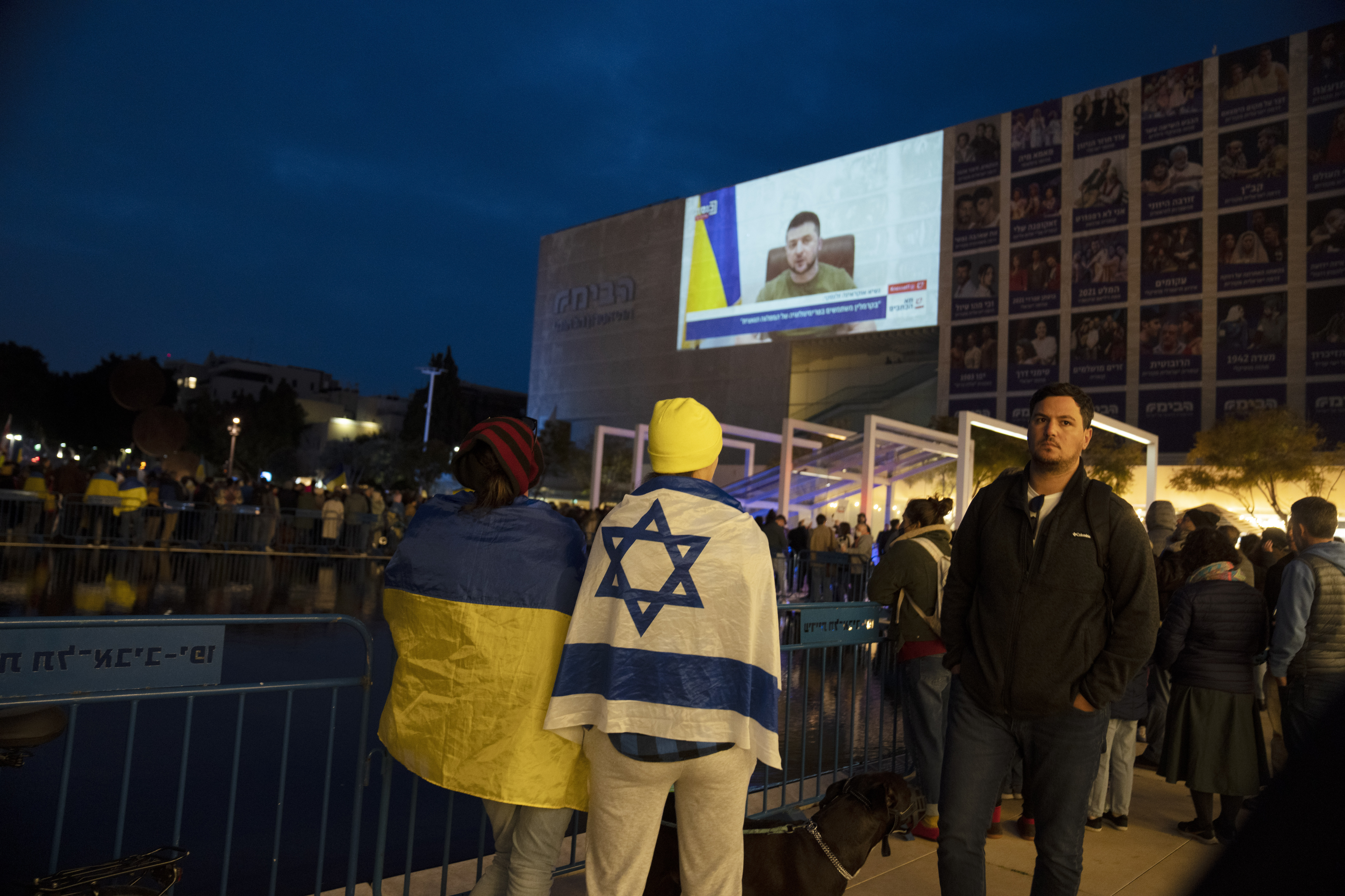 Menschen in Tel-Aviv verfolgen die Selenskyj-Rede an die Knesset | dpa