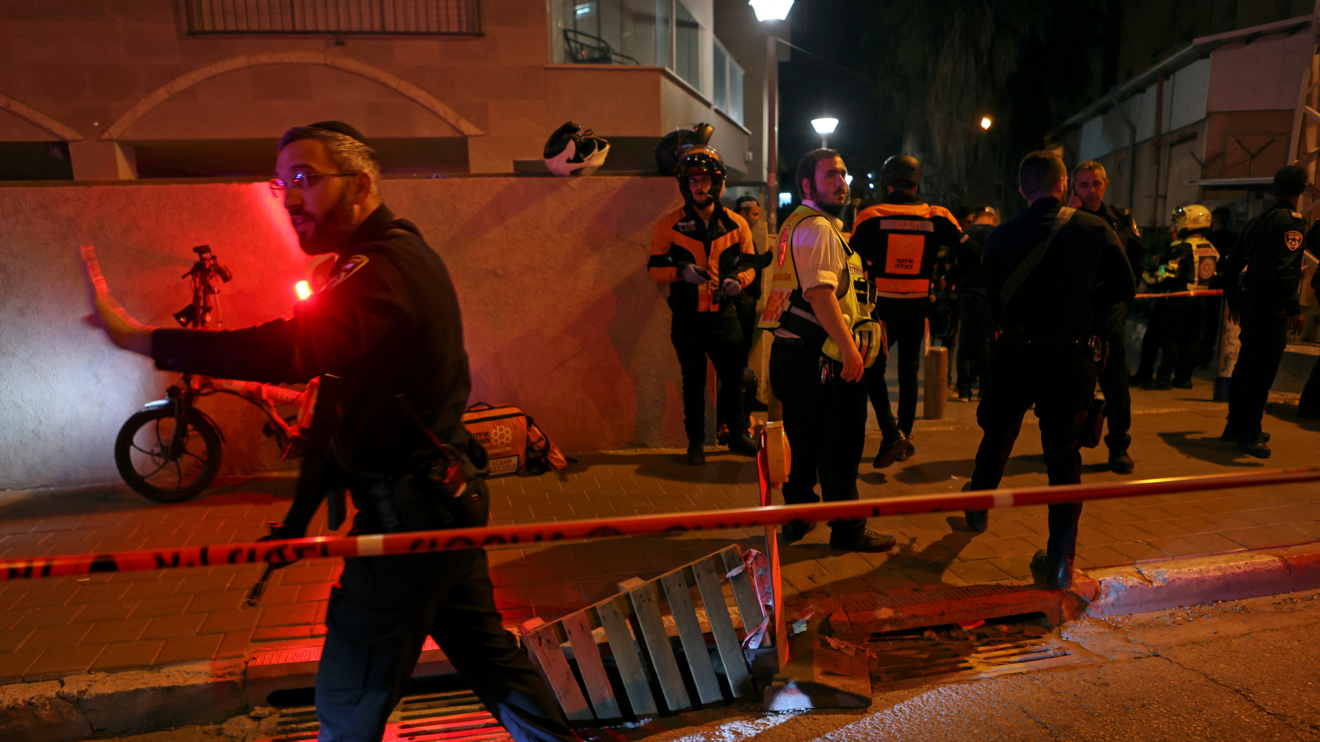 Sicherheits- und Rettungskräfte in Bnei Brak nahe Tel Aviv | REUTERS