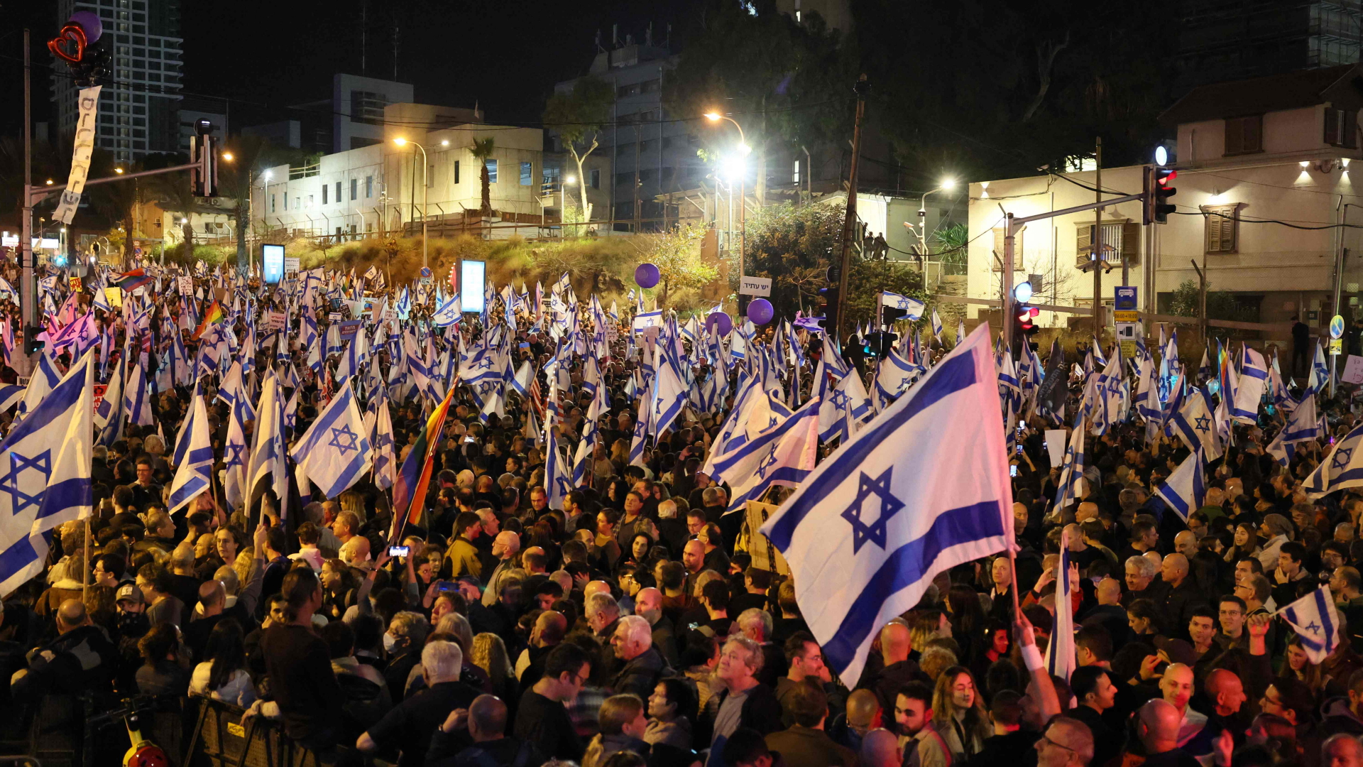 Menschen demonstrieren in Tel Aviv gegen die Regierung von Ministerpräsident Netanyahu | AFP